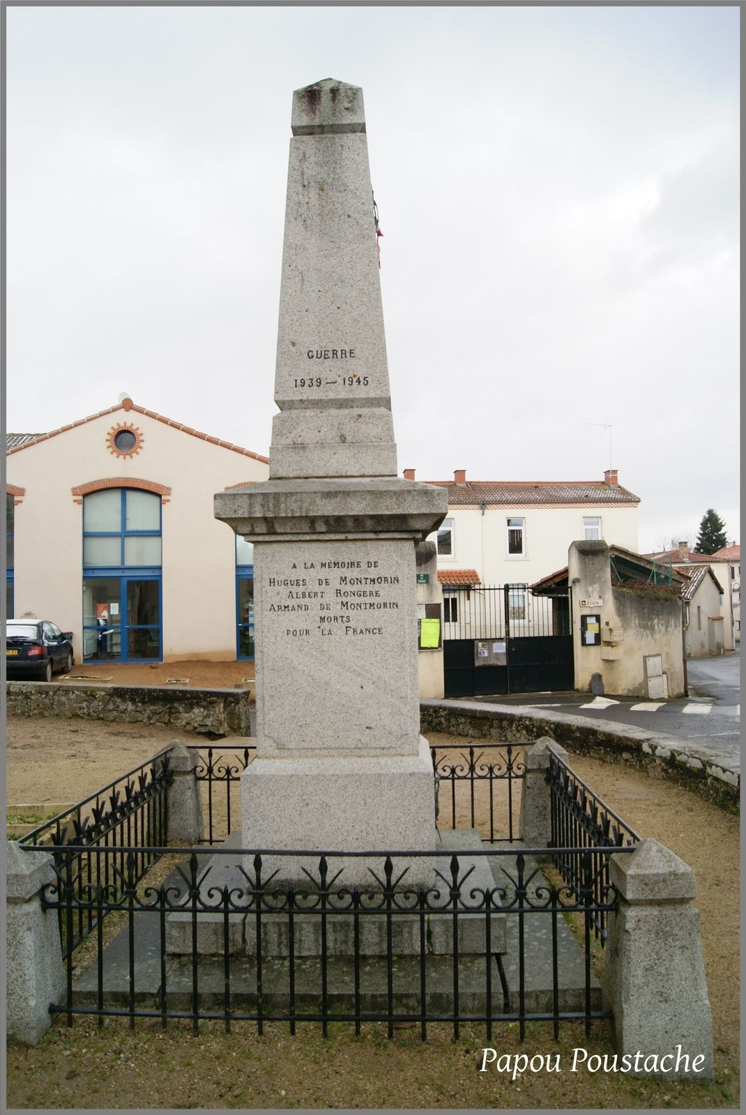 L'église et monument à Brenat