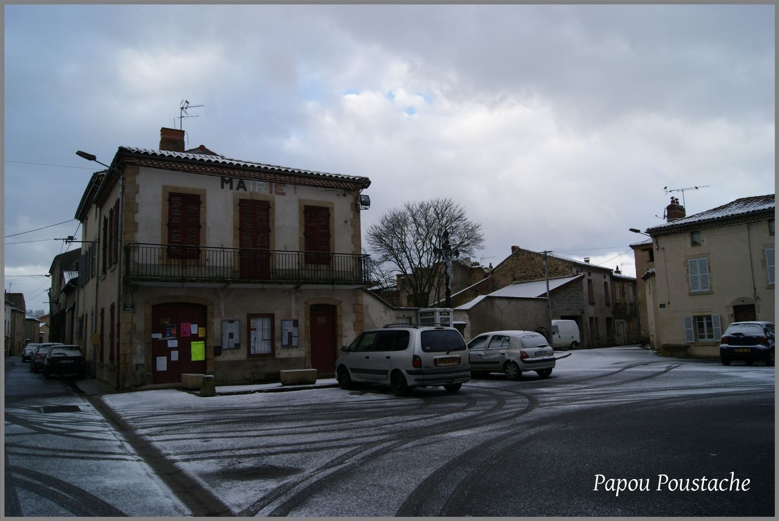 Eglise et Mairie aux Pradeaux