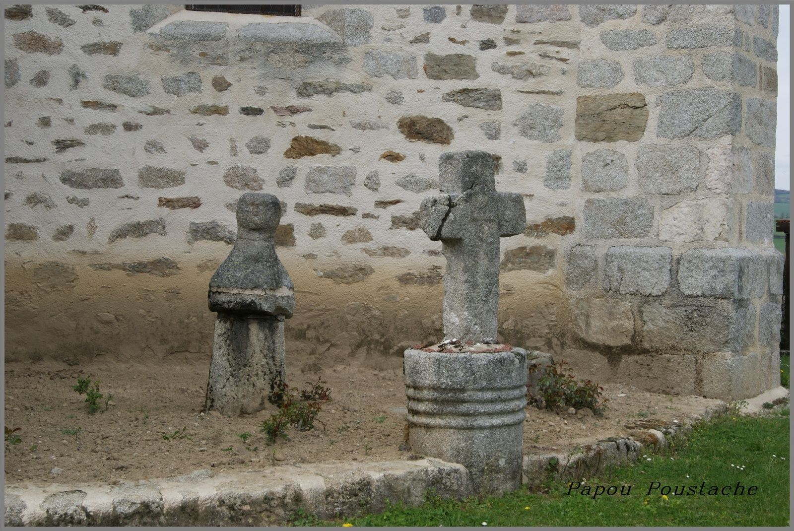 Monument,fontaines et croix à Junhac Cantal
