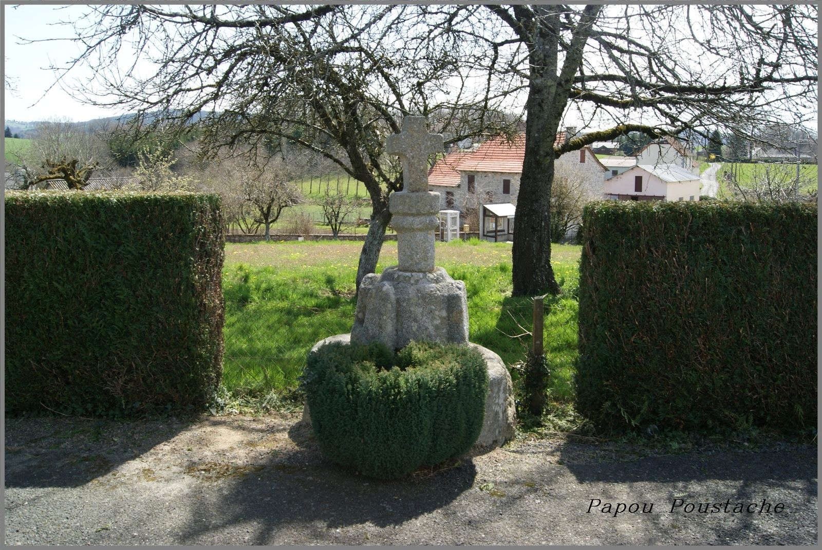 Croix et monument à Sansac Veinazes