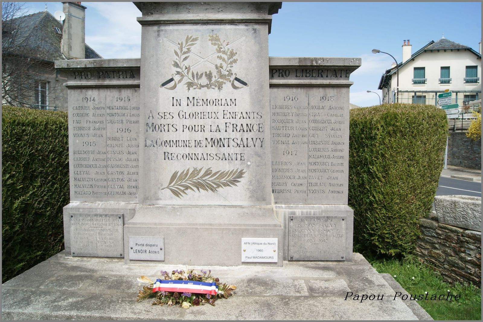 Le monument aux morts à Montsalvy