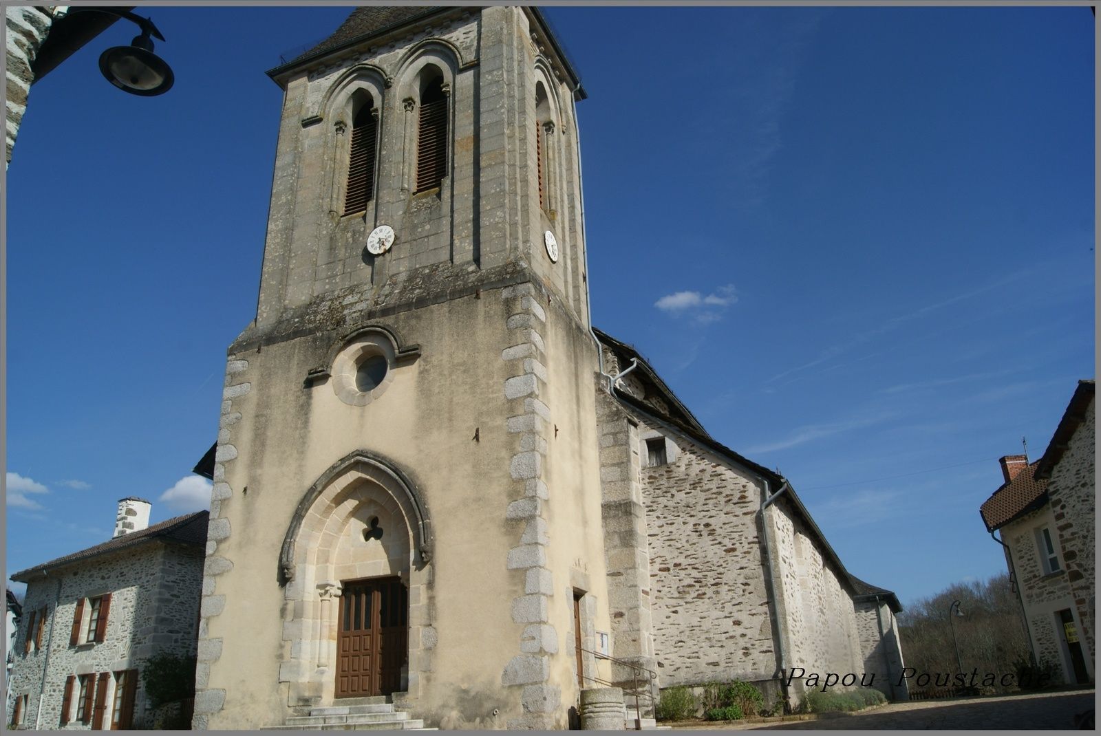 Eglise,monument croix et fontaine à Leynhac Cantal