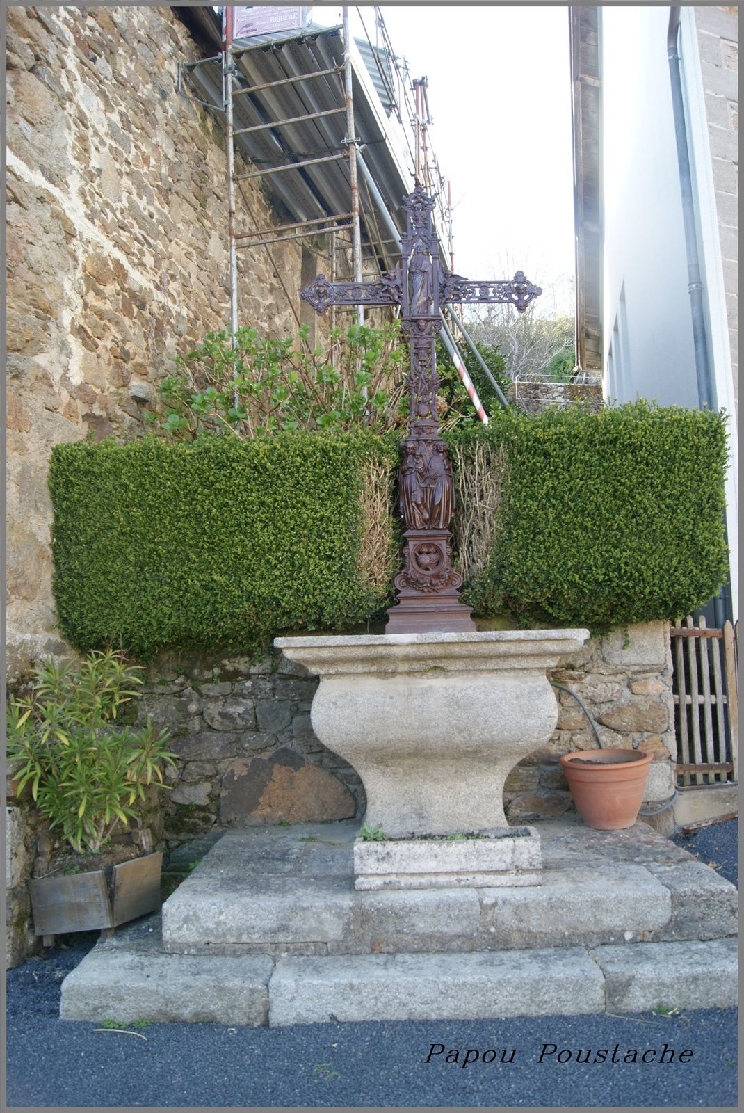 Monument,lavoir ,fontaine et croix au Calvinet