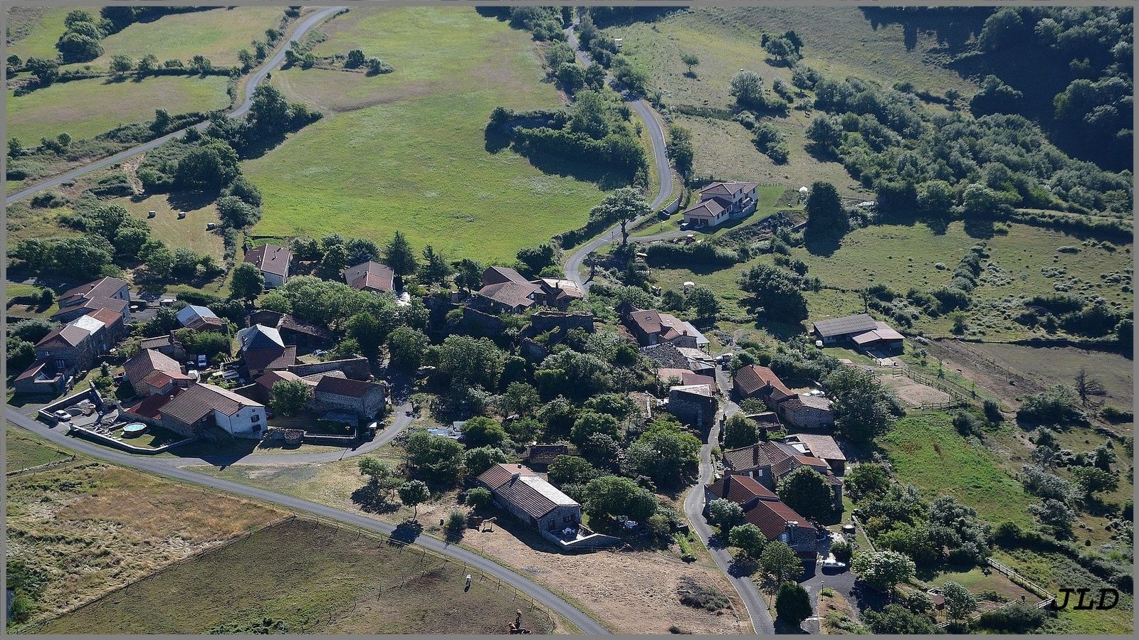 La vallée de l'Allagnon route de Massiac vue du ciel