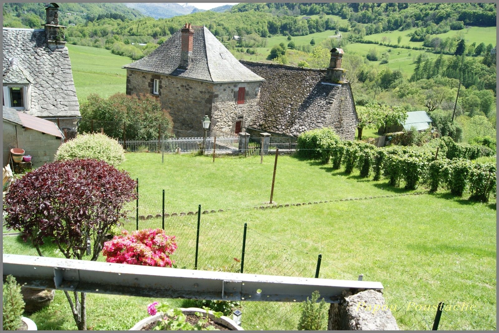 Voici les photos du village de Le Vaulmier et des alentours.  Pour rappel, et pour situer ces images dans leur contexte, Le Vaulmier est situé dans le département du Cantal de la région de Auvergne Rhône Alpes  et a une surface de 17.51 km ² pour une population de 85 habitants.   La carte de france du village de Le Vaulmier est présente en bas de page.