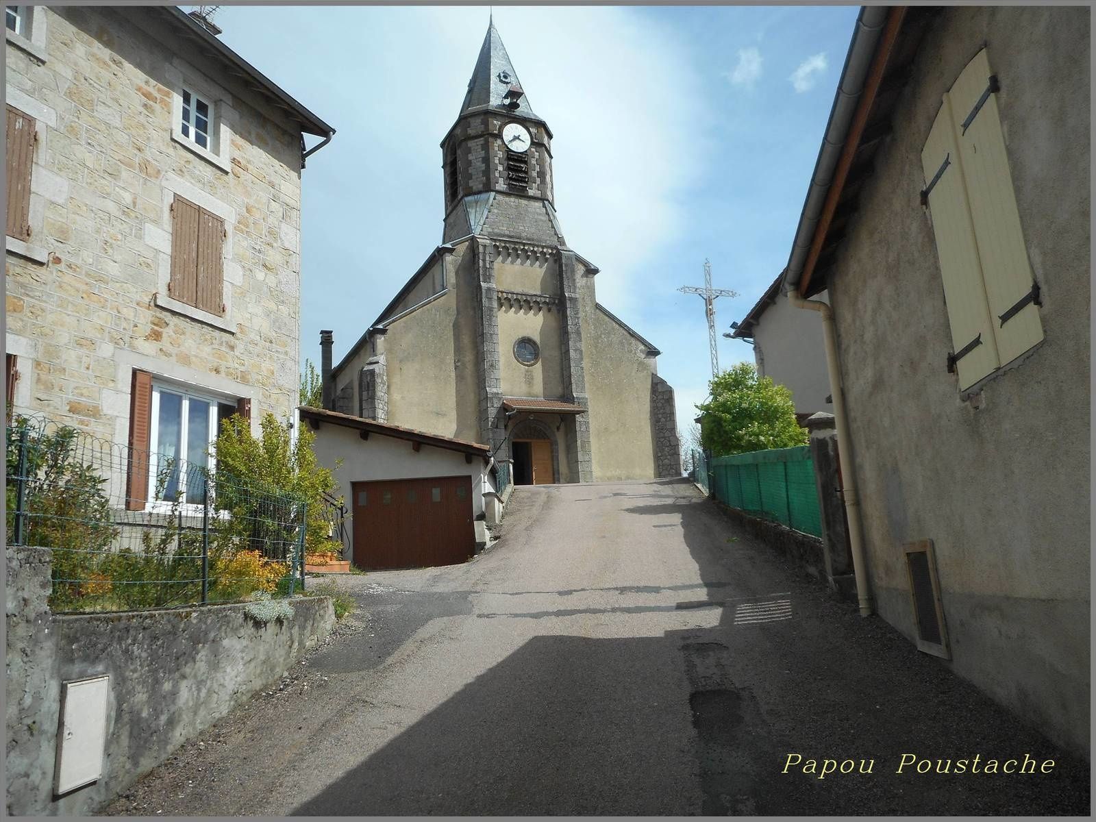 Chabreloche est situé dans le département du Puy-de-Dôme de la région Auvergne Rhône Alpes  et a une surface de 9.61 km ² pour une population de 1 286 habitants.