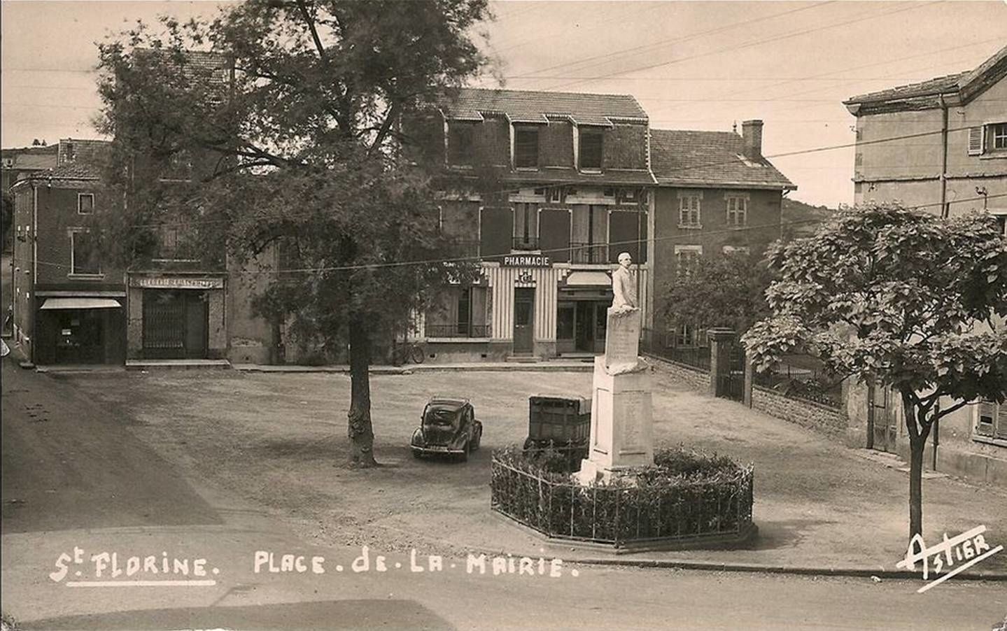 Voici un article consacré au village de Ste Florine dans les années 50-68 on va se rappeler d'une mairie qui n'aurait pas du être démolie,de la marchande de Bonbon,du bon pain des boulangers du village,du cinéma Dubreuil avec la mère Vallon qui en plus annonçait les décès,le garde Champêtre,le pierrot,les bars ect..................