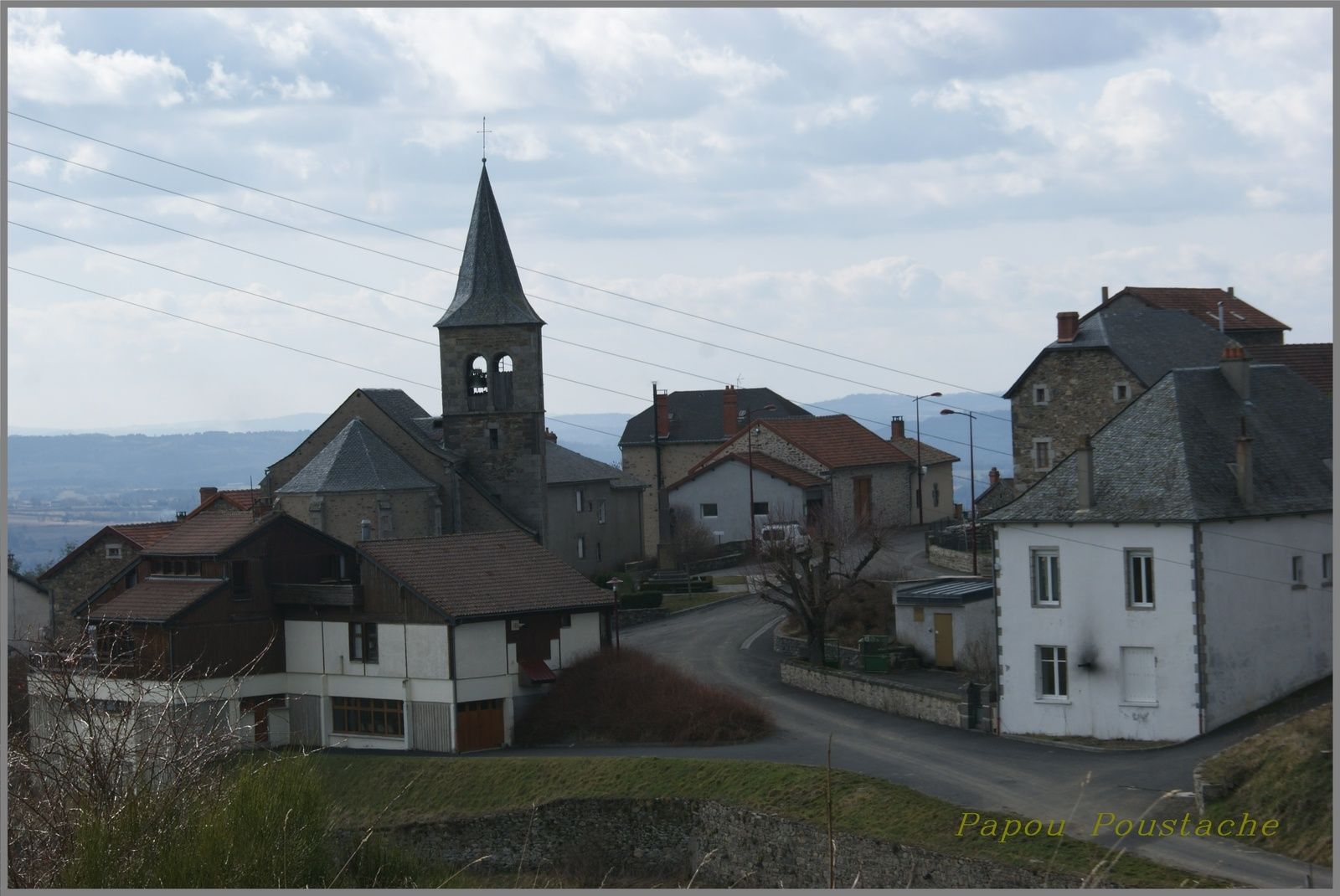 Voici les photos du village de Clavières et des alentours. Pour rappel, et pour situer ces images dans leur contexte, Clavières est situé dans le département du Cantal de la région  Auvergne Rhône Alpes et a une surface de 44.66 km ² pour une population de 242 habitants. La carte de France du village de Clavières est présente en bas de page. On peut y voir Clavières  d’autrefois