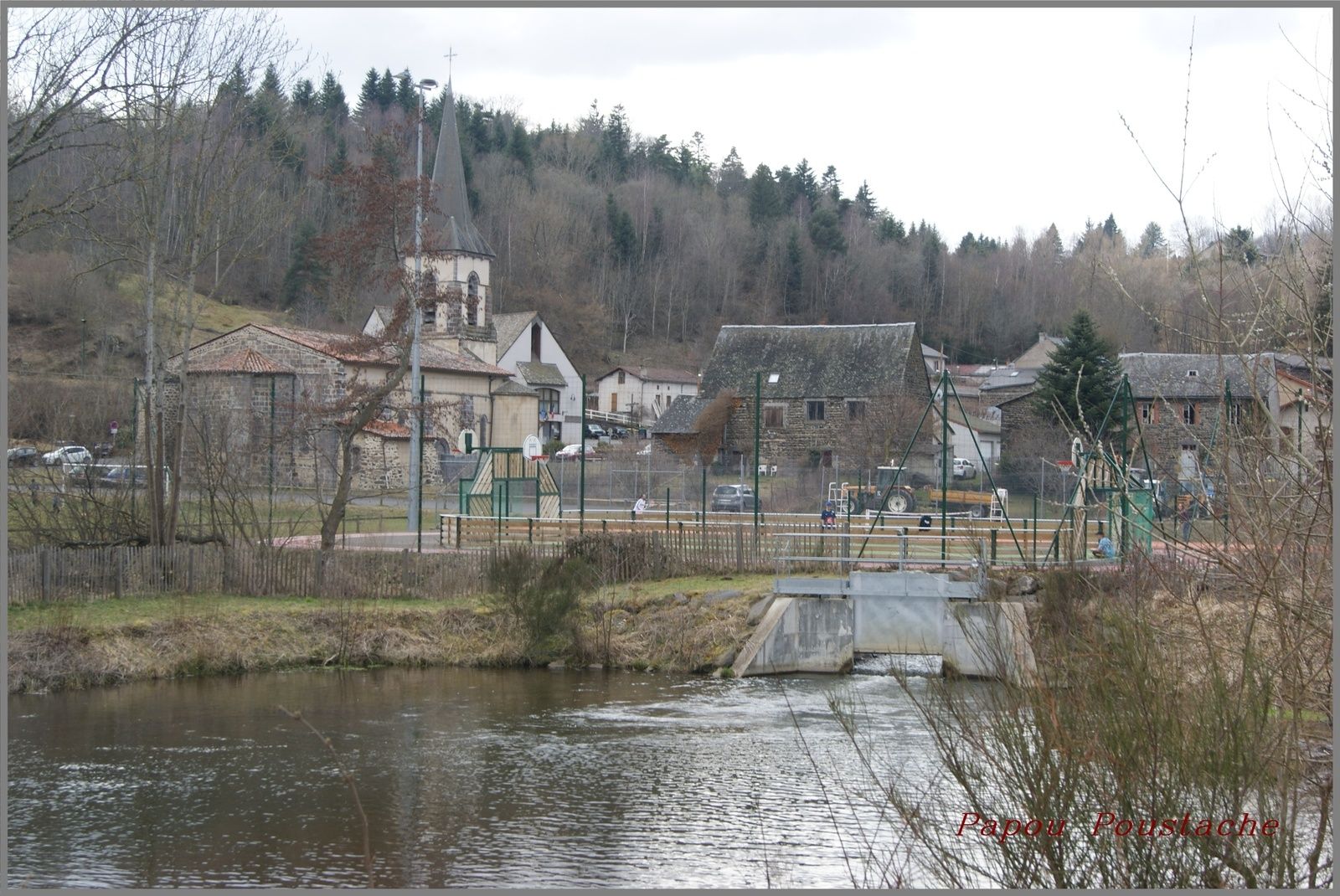 Voici les photos du village d'Aydat et des alentours. Pour rappel, et pour situer ces images dans leur contexte, Aydat est situé dans le département du Puy-de-Dôme de la région Auvergne Rhône Alpes et a une surface de 50.22 km ² pour une population de 1 982 habitants