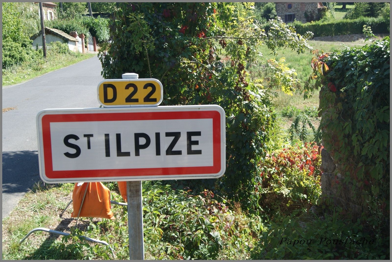 Saint-Ilpize est un petit village du centre de la France. Le village est situé dans le département de la Haute-Loire en  ancienne région Auvergne. Le village de Saint-Ilpize appartient à l'arrondissement de Brioude et au canton de Lavoûte-Chilhac. Le code postal du village de Saint-Ilpize est le 43380 et son code Insee est le 43195. Les habitants de Saint-Ilpize se nomment les Saint-Ilpiziens et les Saint-Ilpiziennes.  Perché sur un piton volcanique au dessus de l’Allier 150 mètres plus bas, le château médiéval de Saint-Ilpize, avec sa chapelle du 11ème siècle, joyau de l’art roman et classée monument historique, domine l’ancien bourg médiéval. Au commencement de son histoire ce château médiéval est refuge et habitation des seigneurs et leur peuple, mais très vite la population déborde les confins du château pour occuper le Plain tout près de l’enceinte fortifiée. Ici, l’église fortifiée de Sainte Madeleine, qui sera également classée monument historique, est construite au 14ème.    De là, la petite ville s’agrandit en descendant les pentes. C’est un dédale de maisons serrées les unes contre les autres, bâties au flanc de coteau, souvent creusées dans le rocher, avec d’étroites ruelles se faufilant entre les bâtis. Bientôt le bourg médiéval occupe l’ensemble des pentes jusqu’aux berges de l’Allier et devient une cité médiévale de conséquence: carrefour commercial frémissant d’énergie et de vie, au Moyen Age la cité de Saint Ilpize est une des 13 bonnes villes d’Auvergne, avec 2000 habitants vivant à l’intérieur de ses murs fortifiés.