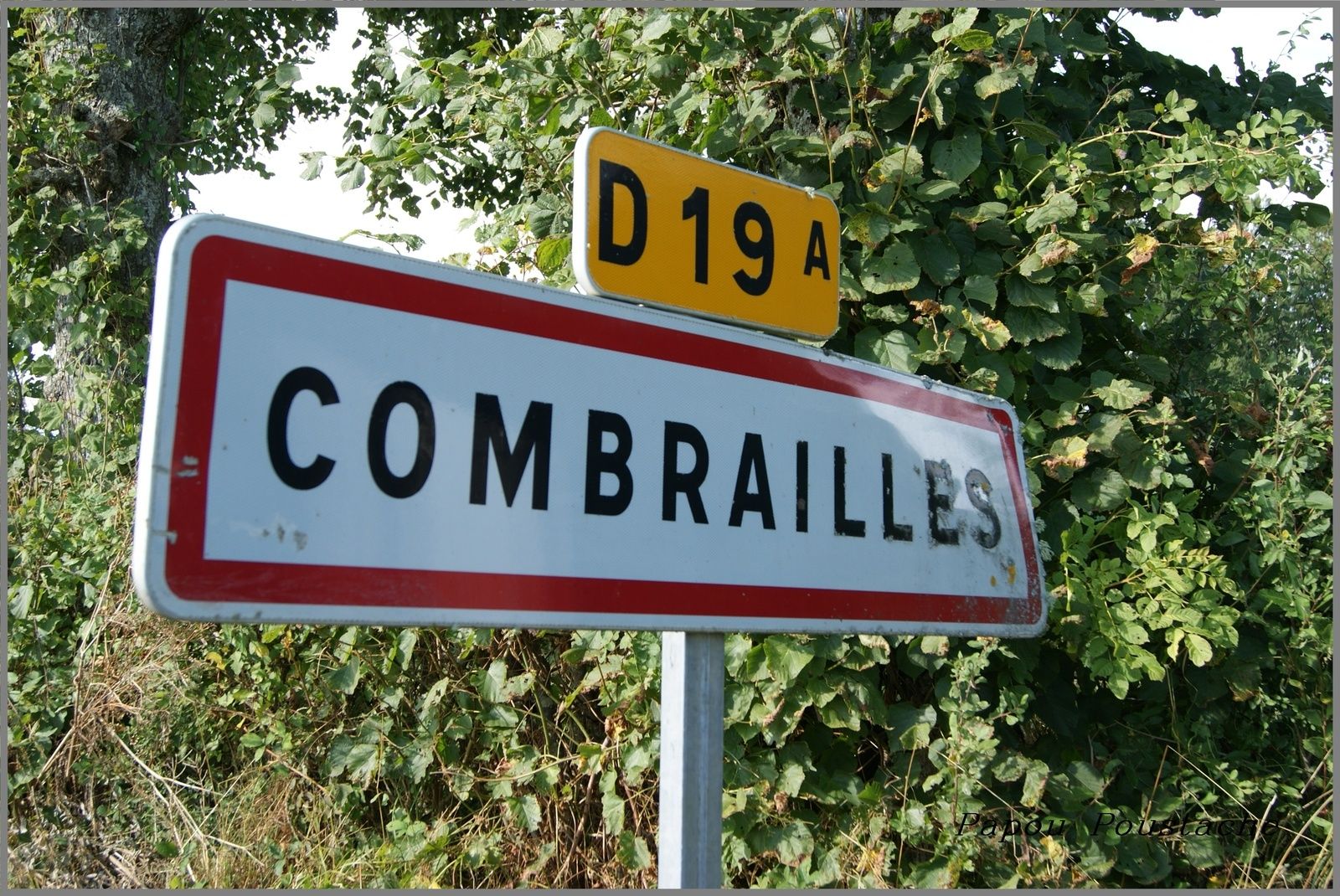 Combrailles est un petit village du centre de la France. Le village est situé dans le département du Puy-de-Dôme en ancienne  région Auvergne. Le village de Combrailles appartient à l'arrondissement de Riom et au canton de Pontaumur. Le code postal du village de Combrailles est le 63380 et son code Insee est le 63115. Les habitants de Combrailles se nomment les Combraillés et les Combraillées. 