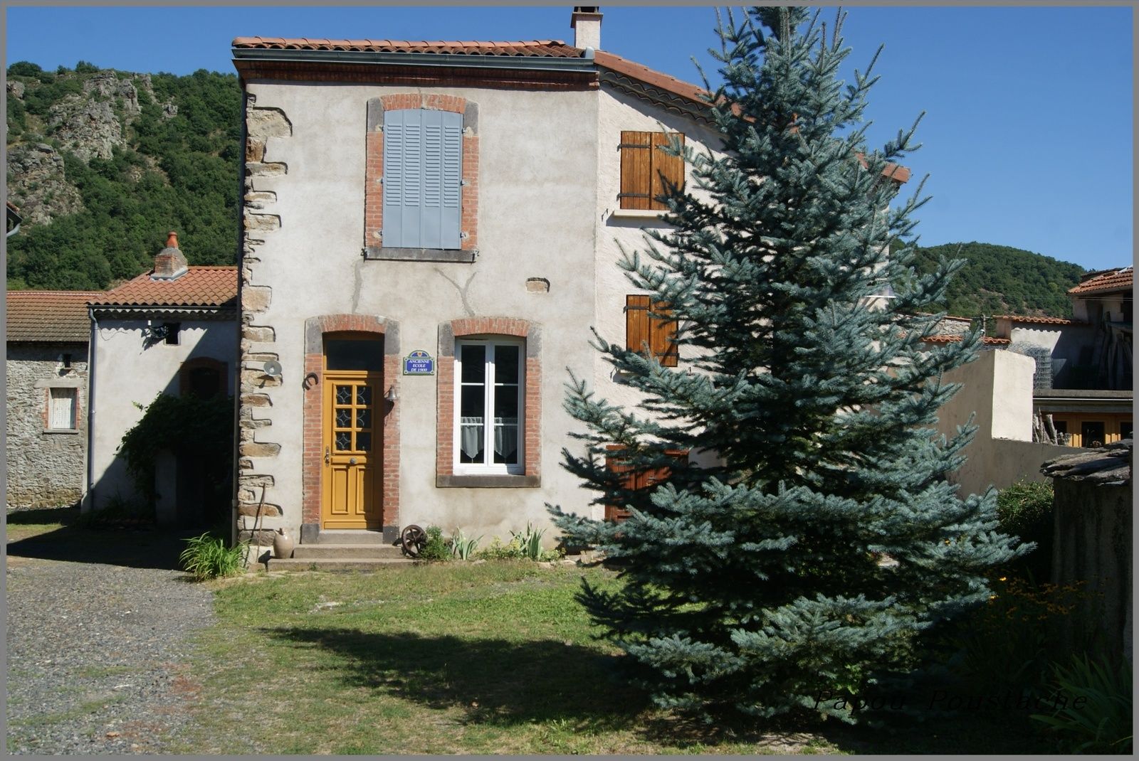 Ce village est situé à mi-chemin entre Lempdes et Massiac non loin de Blesles et domine la vallée de l'Allagnon et  l'ancienne nationale 9. Il fait parti de la commune de Torsiac
