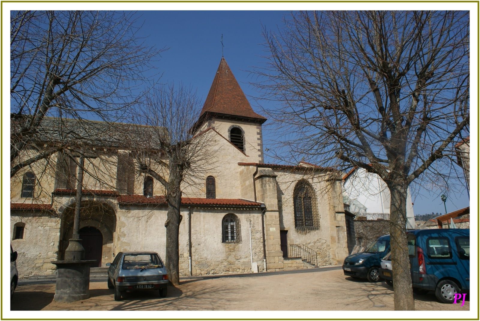 Chanonat, après avoir appartenu au comté d’Auvergne, relève du Dauphiné d’Auvergne au milieu du 12 e siècle, et en 1423, la cité entre dans la maison de la tour d’Auvergne, elle y restera jusqu’en 1789. En plus des templiers, Chanonat comprendra sept fiefs riches d’histoire : Cordes, Viallevelours, Condat, Chagourdat, Varvasse, la Condamine et la Batisse. Après la révolution, c’est le morcellement des propriétés, des différents ordres religieux. Chanonat connaît un développement économique qui façonnera ses paysages et son architecture. Prieuré dessin de M Roland Cognet