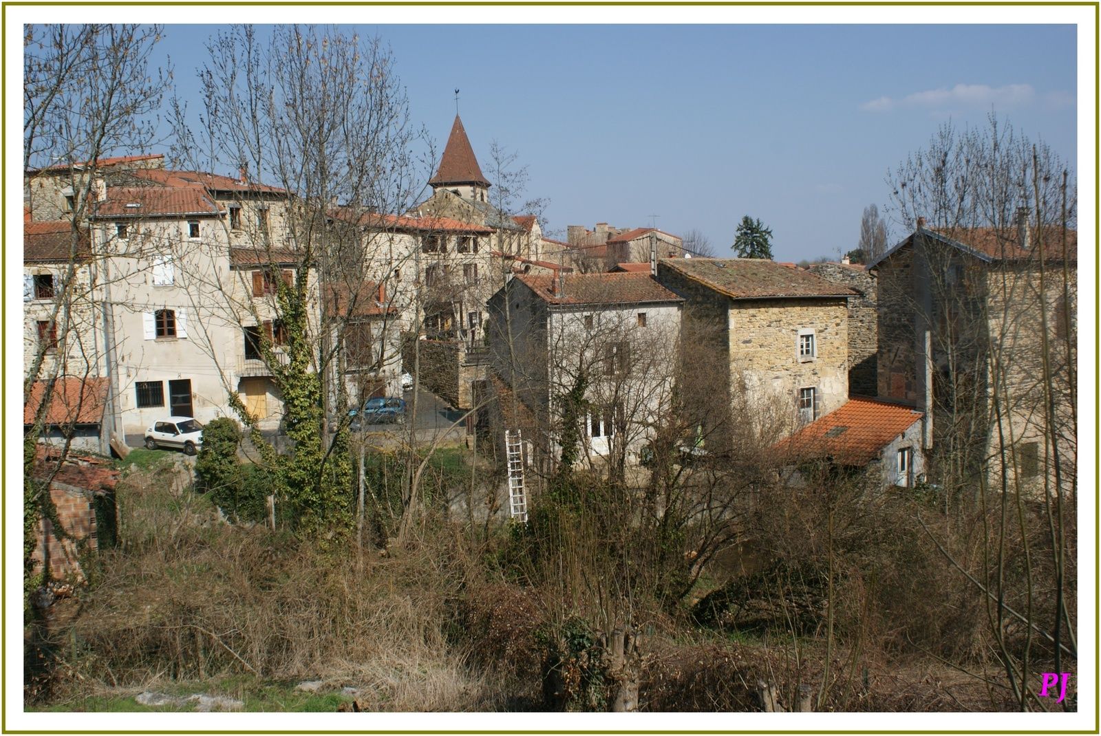 Histoire de Chanonat  En l’an 52 av JC, des petits groupes de soldats des légions de Jules Cesar remontent en ordre dispersé le lit de l’Auzon. L’oppidum de Gergovie, imprenable avec ses fantastiques arvenes, est derrières eux l’errance d’un camp à l’autre entre Orcet et la Roche Blanche, à quelques pas de la petite cité de CANONIS ACUM (chanonat). Quelques mois plus tard, Vercingétorix, le chef des invincibles guerriers,capitule à Alésia, la Gaule devient romaine. Les Arvernes sont traités par Cesar en peuple libre : ils vont ainsi construire sur le plus prestigieux des sommets d’Auvergne, le Puy de Dôme, un temple magnifique dédié au dieu Mercure.