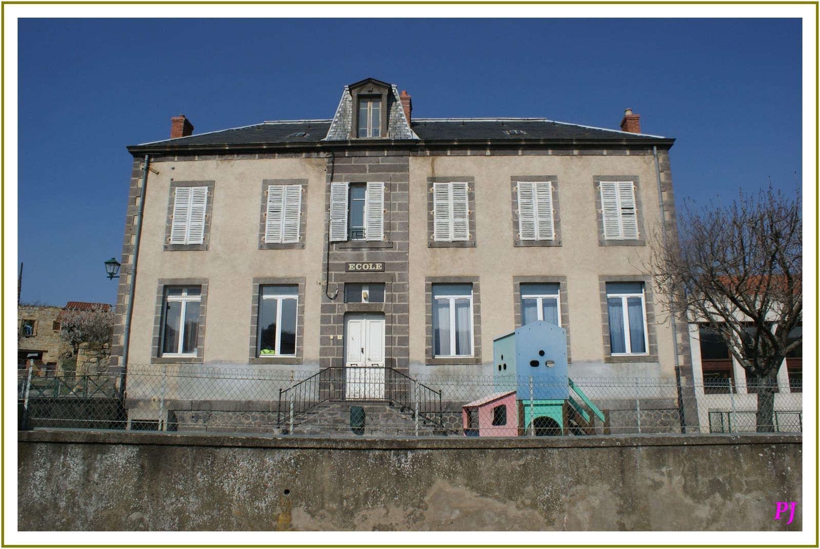 usqu'en 1983, les deux écoles élémentaires à Chanonat et à Jussat recevaient respectivement les enfants de leur village. Chanonat se trouvait avec deux classes portant chacune trois sections. L'école de Jussat, dite à classe unique, assurait l'enseignement de 6 niveaux de la GS au CM2. Sur la même commune, deux instituteurs enseignaient, par exemple le cours préparatoire et ce pour une poignée d'élèves.  L'équipe enseignante de l'époque a souhaité réunir les énergies et rendre plus efficient l'enseignement sur la commune.  À cette époque, les « familles à enfants » des deux villages ne se connaissaient pas, ne se fréquentaient pas voire très peu. 