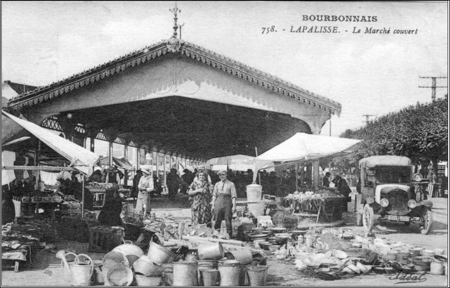 Le marché de Lapalisse, se tenant chaque jeudi matin sur la place Leclerc, est une véritable "institution" sociale. Ce rendez-vous commercial constitue le dernier lien, de plus en plus ténu, entre notre ville et ses campagnes.   Pendant plus d'un siècle, une halle métallique trôna au milieu de la place Leclerc. Edifié en 1895-1896, ce marché couvert fut agrandit en 1902. Devenant de la sorte le plus grand espace couvert de la petite sous-préfecture, cette construction fut plusieurs fois réquisitionnée entre les années 1900 et les années 1930 pour abriter les grands banquets et les joyeuses agapes donnés à l'occasion des festivals de Musique, des Concours et expositions agricoles, des fêtes de la jeunesse et autres inaugurations. Incendié le 21 mars 1943 par des membres de la résistance locale qui visaient les réserves de fourrage de la Kommandantur, notre marché couvert ne fut remis en état qu'en 1955. A partir de l'automne 2005, la place Leclerc se trouva au centre du plan de revitalisation du tissu urbain lapalissois lancé par le maire de l'époque, Bernard Le Provost. Démonté fin septembre 2005, quelques éléments de notre marché couvert furent intégrés dans le prolongement du passage Marache. Après deux ans et demi "d'exil" sur la place Jean-Moulin, le marché hebdomadaire de Lapalisse réinvestit la place Leclerc début février 2008.