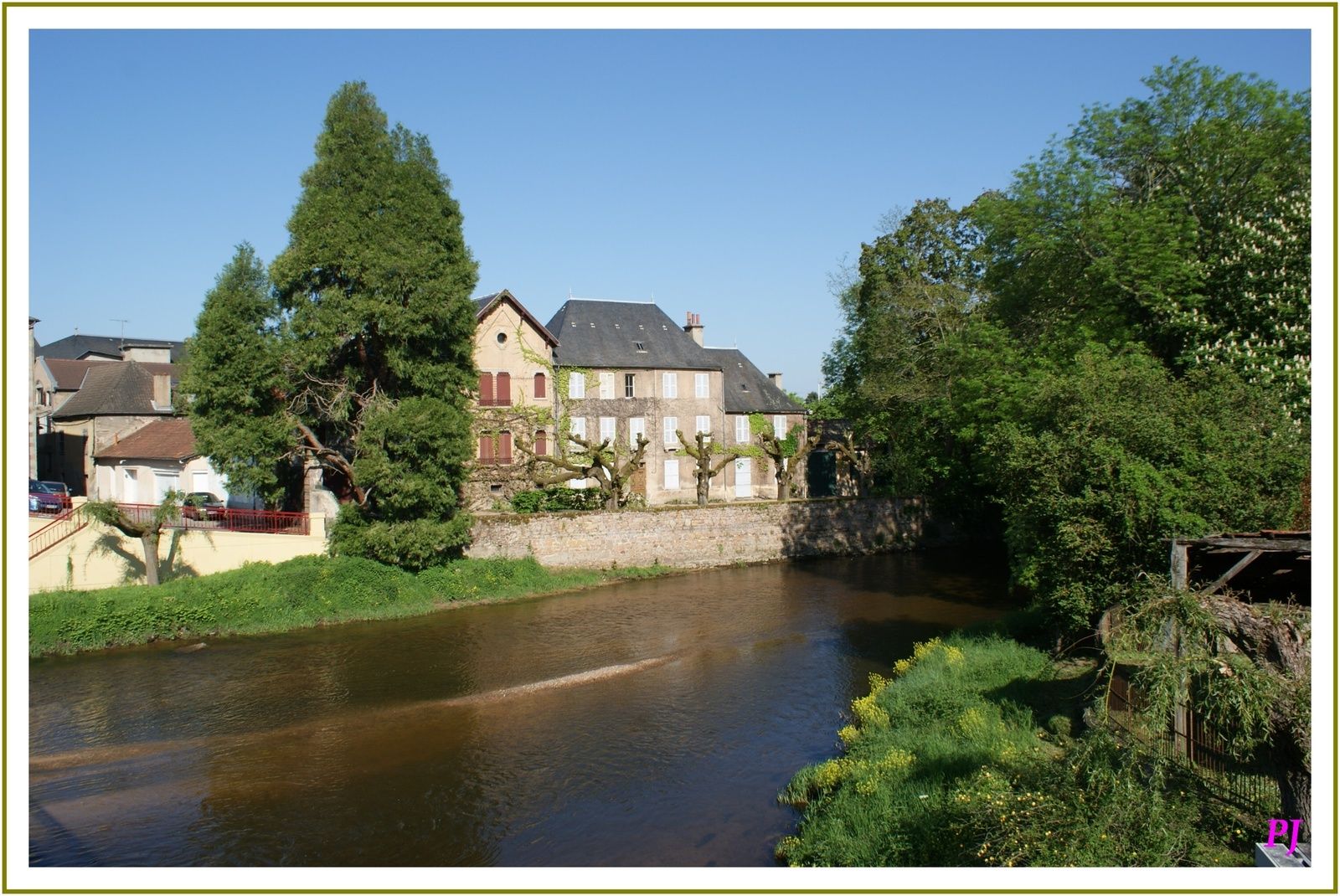 Ville du nord de la région Auvergne Rhône-Alpes, située près de Vichy, Lapalisse est célèbre pour ses fameuses « vérités » ou « lapalissades », son château majestueux, et sa grande fête biennale de l'Embouteillage sur la route mythique des vacances. Lapalisse, qualifiée dès le Moyen Âge de "nostable passage en Bourbonnais », est une Cité touristique reconnue, traversée par la route Nationale 7 Historique apparaissant comme une voie triomphale jusqu’au château surplombant la ville. Cet édifice (XIIe-XVIe) est une place forte sur les bords de la Besbre. Entouré d’un remaquable jardin, le château est intimement lié à l’histoire de Jacques II de Chabannes La Palice, Maréchal de France. Cité de 3 300 habitants, elle demeure dynamique avec notamment l'implantation de la Zone d'Activités Sud Allier. Lapalisse détient les labels prestigieux de "Village-Etape" et "Plus beaux détours de France", et deux fleurs au label Ville Fleurie. Elle est également ville marraine d'un bâtiment de la marine nationale, l'Avisio Commandant Blaison.