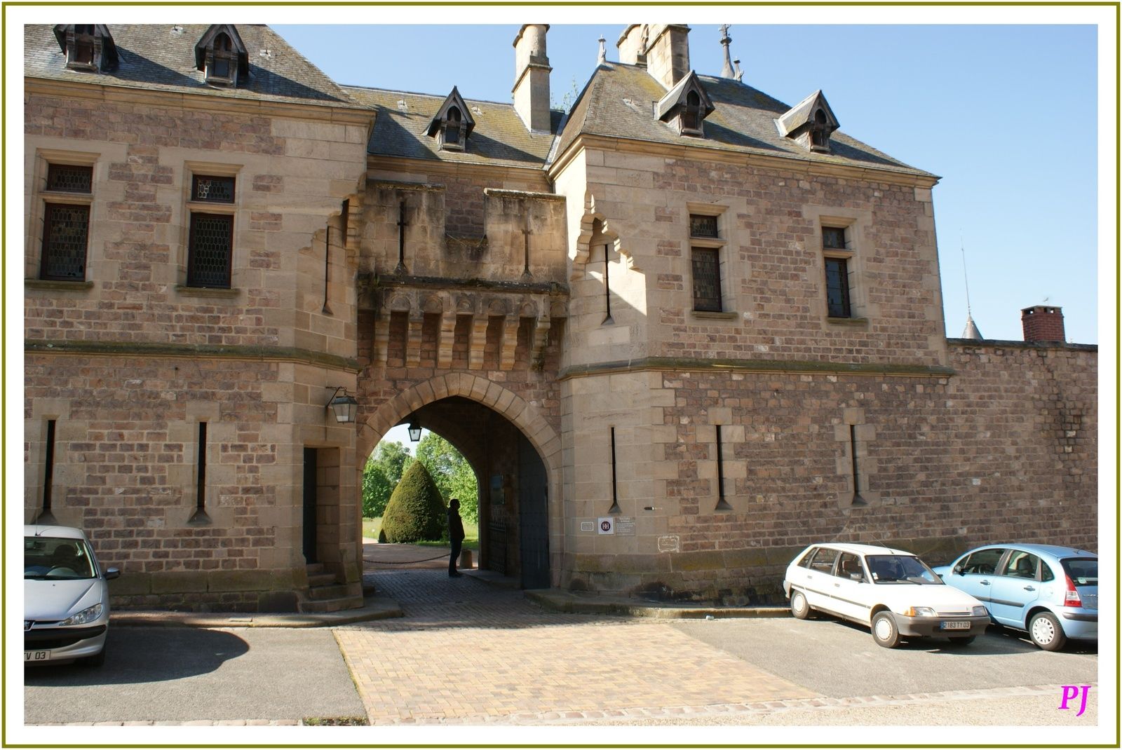Arrimée aux berges de la Besbre, à la frontière de la plaine du Billezois et de la Montagne Bourbonnaise, Lapalisse occupe une position charnière. Il semble que l'on puisse faire remonter aux temps préhistoriques les premières traces de la présence de l'homme dans la vallée de la Besbre. Un savant archéologique y découvrit en son temps des silex taillés et la nécropole de Châtelperron, à 25 km en aval, mise à jour au début du XXème siècle, est là pour l'attester. Le nom de Lapalisse apparaît pour la première fois sur une ancienne carte du XIIème siècle (en 1165) où il est question d'une chapelle (Capella di Palicia). La famille des premiers seigneurs de La Palice s'est installée là à cette époque, après avoir porté le nom des seigneurs de Lubié, de la Motte des Noyers (à 1500 m de là une ferme porte encore ces deux noms : cette motte féodale contrôlait le passage sur la Besbre, l'une des fortifications primitives de Lapalisse.) En 1429, le Duc Charles de Bourbon acquit la seigneurie de La Palice de Jeanne de Châtillon, et la revendit pour 6000 écus d'or en 1430 à jacques 1er, l'un des deux derniers représentants de la maison de Chabannes, ancienne famille dont les origines sont antérieures à l'an 1000. Cette somme provenant d'une partie des rançons des chevaliers anglais capturés au siège d'Orléans. Jacques 1er et son frère Antoine, Comte de Dammartin, furent parmi les grands capitaines qui, à l'exemple de Jeanne d'Arc et avec elle, contribuèrent à lutter victorieusement contre les anglais durant la guerre de 100 Ans.