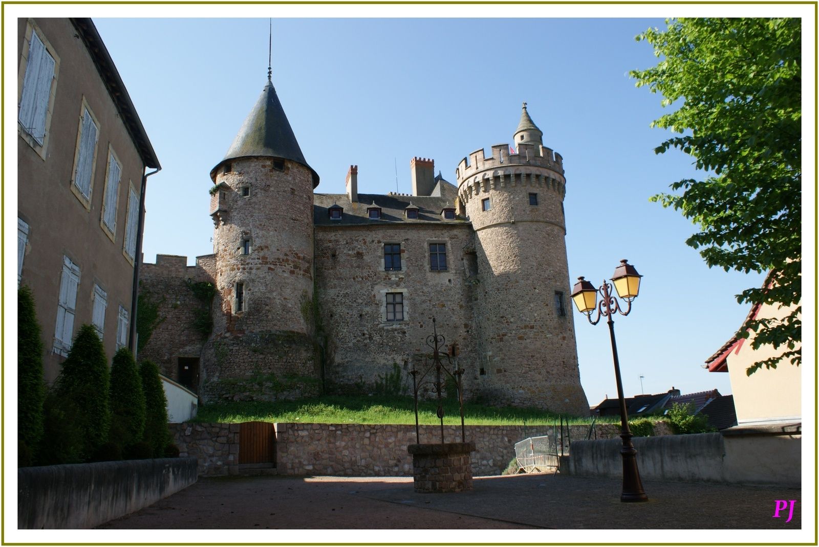 Le chateau   Bâtie entre le XI ème et le XIII ème siècle, la partie féodale du château fût acquise par Jacques Ier de Chabannes en 1430. Les salons entièrement meublés abritent de nombreux souvenirs historiques. Les plafonds à caissons rehaussés d'or et de couleurs sont particulièrement remarquables.  Son petit-fils, Jacques II, Maréchal de France fit construire au début du XVI ème siècle l'aile Renaissance en briques roses qui allie la sobriété à l'élégance. Elle remplaçait ainsi la muraille qui reliait le château fort à la chapelle de style gothique, bâtie elle-même vers 1470.Cette chapelle devait par la suite servir de tombeau aux membres de la famille Chabannes. Un gisant représente Jacques Ier près de sa femme. Le château appartenait aux XIII ème et XIV ème siècles à la première famille de La Palisse, puis au XV ème siècle à la famille de Chabannes. En 1461, construction de la chapelle sur un édifice plus ancien (XII ème-XIII ème siècles) , avec remploi de la courtine et de la tour d' un ancien rempart. Le grand logis Renaissance à parements de briques relie la chapelle et le château primitif ; son portail, également de style Renaissance, est un pastiche du XIX ème siècle. Le château féodal, remanié au XIX ème siècle, a conservé trois de ses tours ainsi que les courtines qui les relient à l' ouest et au nord. Les remparts, de la première moitié du XIII siècle, ont été complétés au XIV ème siècle. A l' intérieur, le salon du rez-de-chaussée a conservé un très beau plafond à caissons carrés, chacun inscrit dans un losange, décorés de fleurons et enroulements végétaux. Le grand salon, au sud du précédent, est également décoré d' un plafond à caissons. Au premier étage, la salle des Tapisseries possède un plafond Renaissance formé de caissons en étoile. La bibliothèque possède un plafond à la française à poutres peintes de candélabres et de feuillages. A une centaine de mètres du château, se trouvent les communs et les anciennes écuries datant du XVI ème ou du XVII ème siècle. à la première famille de La Palisse, puis au XV ème siècle à la famille de Chabannes. En 1461, Sa fin tragique laissa d’unanimes regrets et des œuvres contemporaines célèbrent à l’envie l’homme d’honneur disparu. La complainte populaire la plus célèbre rapportée par les troupes de retour d’Italie était celle-ci : « Hélas La Palice est mort. Il est mort devant Pavie Hélas s’il n’était pas mort Il ferait encore envie. » Erreur ou malice, ce dernier vers devient bientôt : « Il serait encore en vie. »