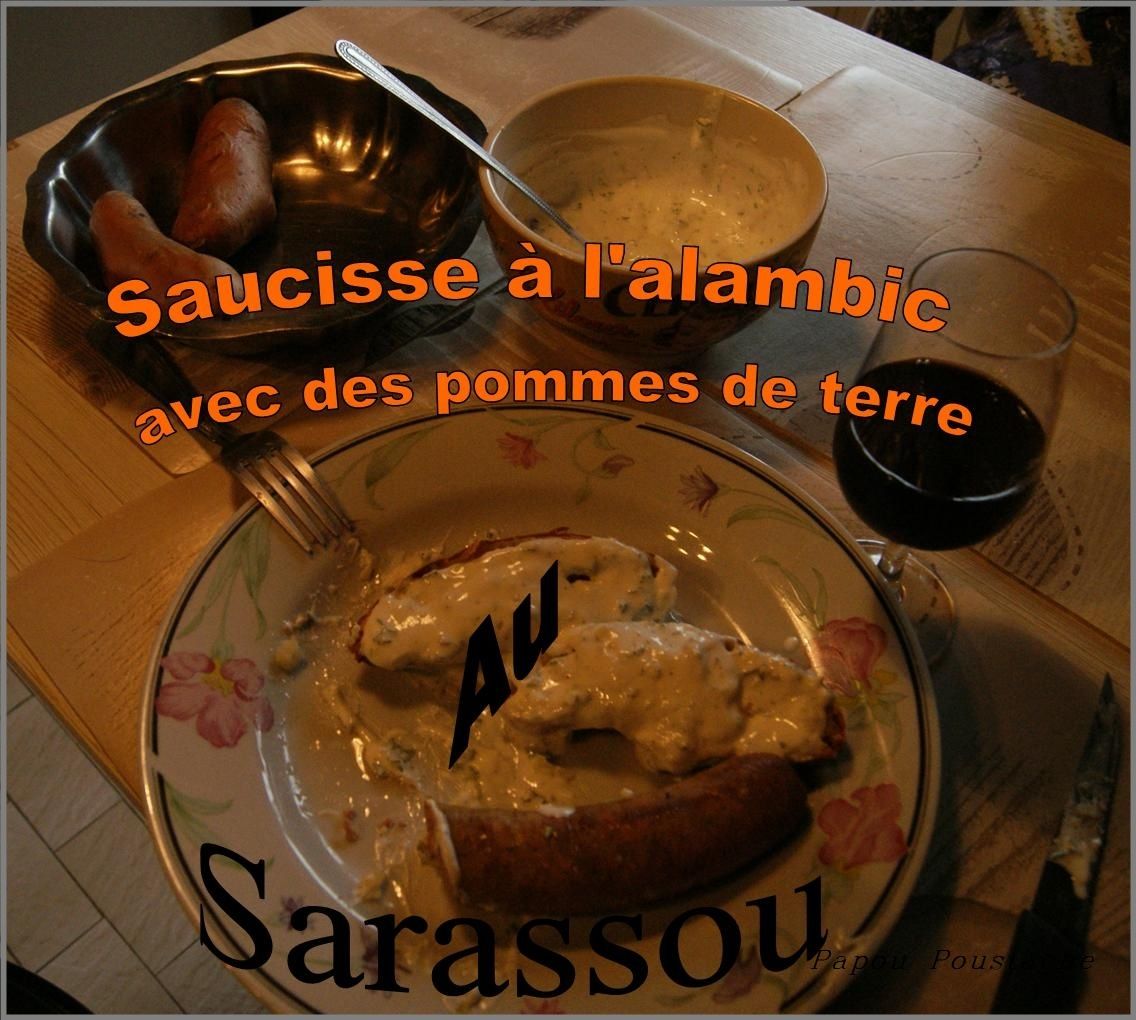 On prend des pommes de terre de tailles moyennes on les lave puis on les laisse cuire au four(Pommes en robe des champs).  Pendant que ça cuit on prépare le Sarassou ou Sarasson(voir l'article plus bas).  Quand les pommes de terre sont cuites on les ouvre en deux on les enduit de sarassou et on les sert avec la saucisse chaude.  Bon Appétit