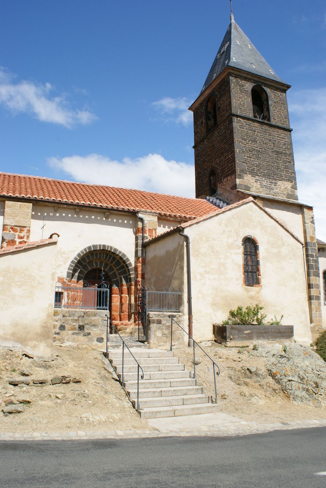 Placée sous le patronage de St Matthieu, l'église d'Espalem fut bâtie dans la première moitié du XII ème siècle et subit plusieurs modifications par la suite. Trois chapelles furent ajoutées avant 1843 (date indéterminée) dont deux au nord de la nef et une au sud de la deuxième travée.  Le clocher et la flèche furent reconstruits au XIX ème siècle : en 1846 par l’architecte Saphy, puis en 1854 par l’entrepreneur André Raymond (d’Espalem) d’après les plans de l’architecte Sicard Deberle (de Brioude). Suite à l’incendie du 22 juillet 1924, la flèche octogonale fut rebâtie en 1925 par l’entrepreneur Régis Curabert d’après les plans de l’architecte J. Pouget et Fils.  L'ossuaire qui ne figure pas sur le plan cadastral de 1843, a vraisemblablement été construit lors de la désaffection du cimetière qui entourait l'église en 1880.