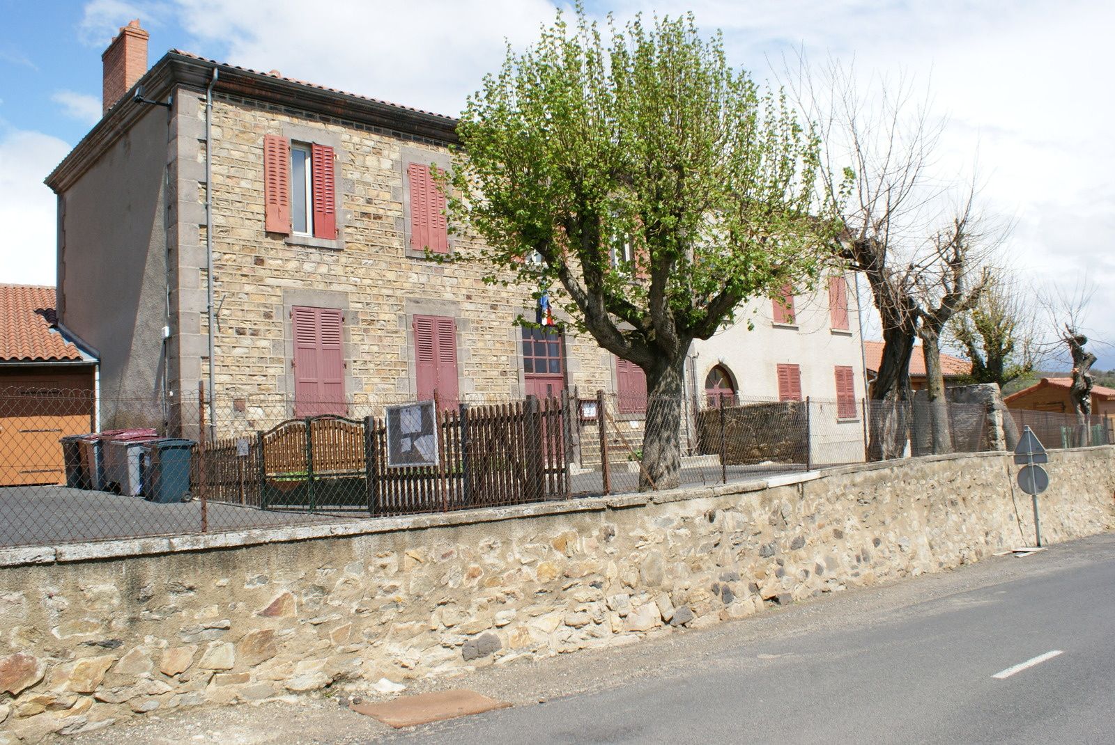 En Auvergne: École,mairie à Espalem(43)