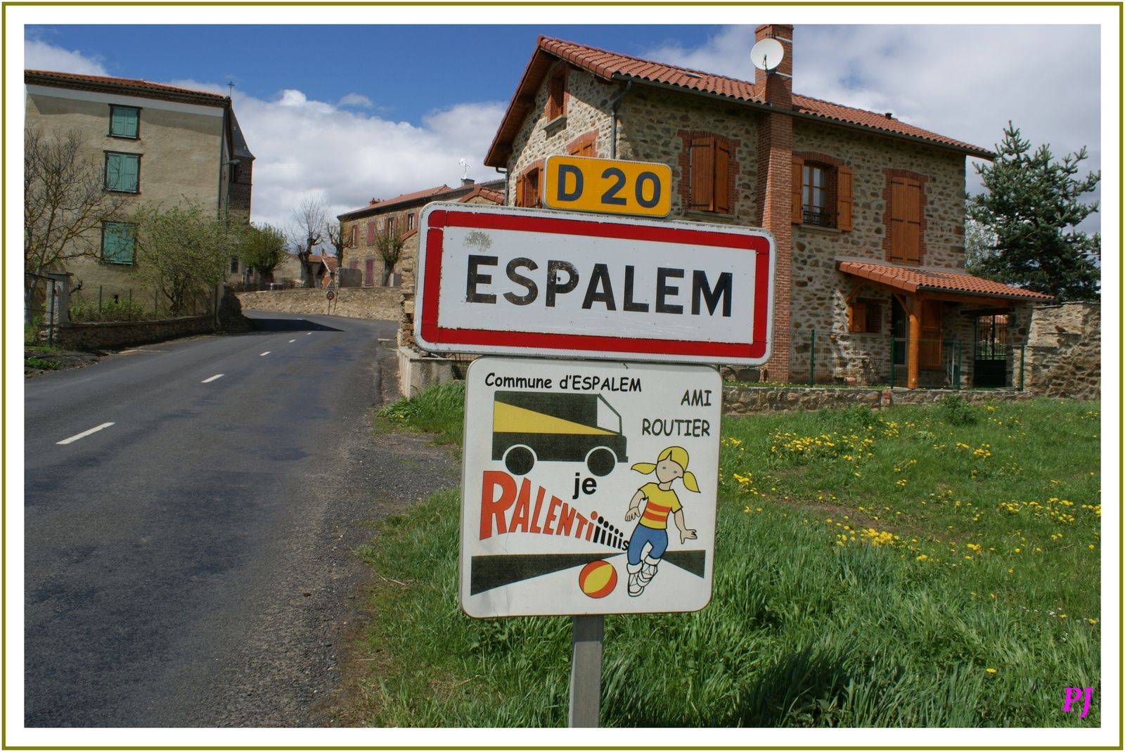  Le village est situé dans le département de la Haute-Loire en ancienne  région Auvergne. Le village d'Espalem appartient à l'arrondissement de Brioude et au canton de Blesle. Le code postal du village d'Espalem est le 43450 et son code Insee est le 43088.