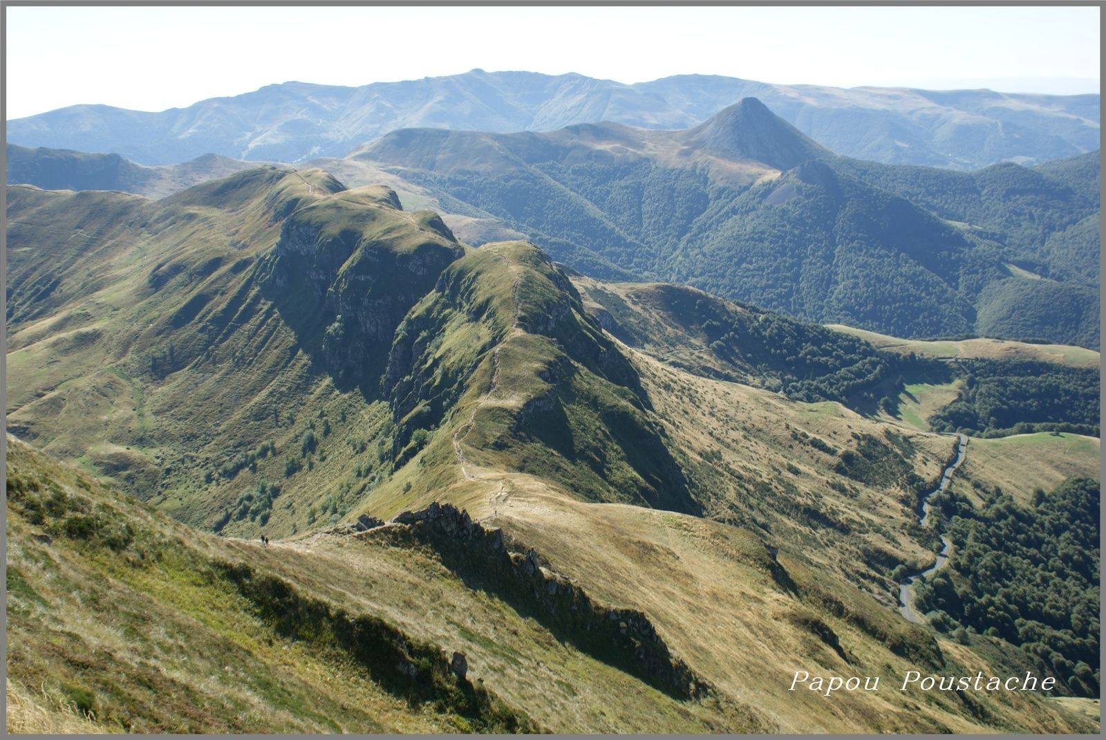 Les communes d'Auvergne   Comme vous avez pu le remarquer mon site est destiné à faire connaitre toutes les communes d'Auvergne avec leurs traditions, leurs spécificités, leurs histoires et légendes.  En fait l'Auvergne a tout ce que les autres régions ont et même ce qu'elles n'ont pas .................nous n'avons pas la mer mais sommes le château d'eau de la France.