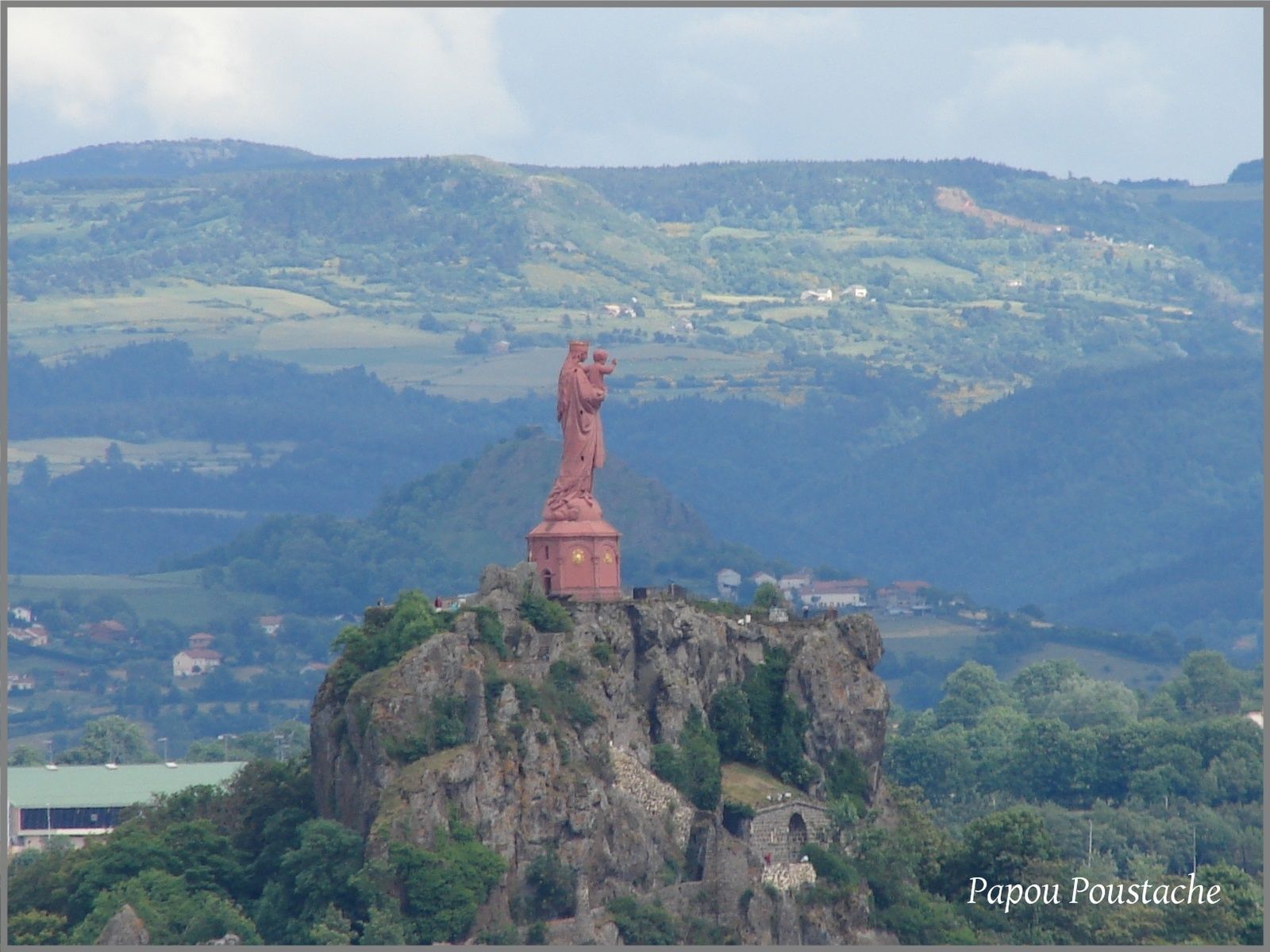 La statue est officiellement inaugurée le 12 Septembre 1860 en présence de 120000 pèlerins.  Une rumeur courre que le sculpteur a commis une erreur pour placer l'enfant sur le bras de la vierge et qu'il se serait jeté dans le vide ,ce ragot macabre agace le sculpteur .  En fait il est mort plus de 30 ans après le 3 Juin 1892.