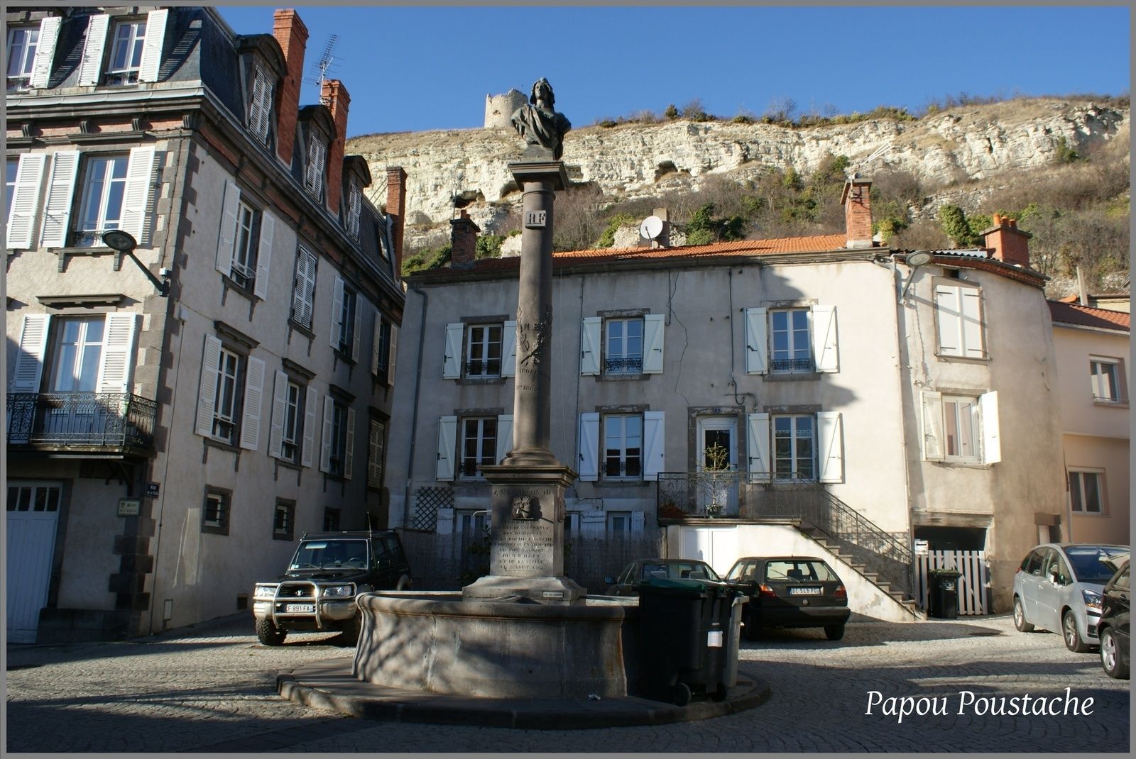  La ville de La Roche-Blanche appartient à l'arrondissement de Clermont-Ferrand et au canton de Veyre-Monton. Le code postal de la ville de La Roche-Blanche est le 63670 et son code Insee est le 63302. Les habitants de La Roche-Blanche se nomment les La Roche-Blanchois et les La Roche-Blanchoises.