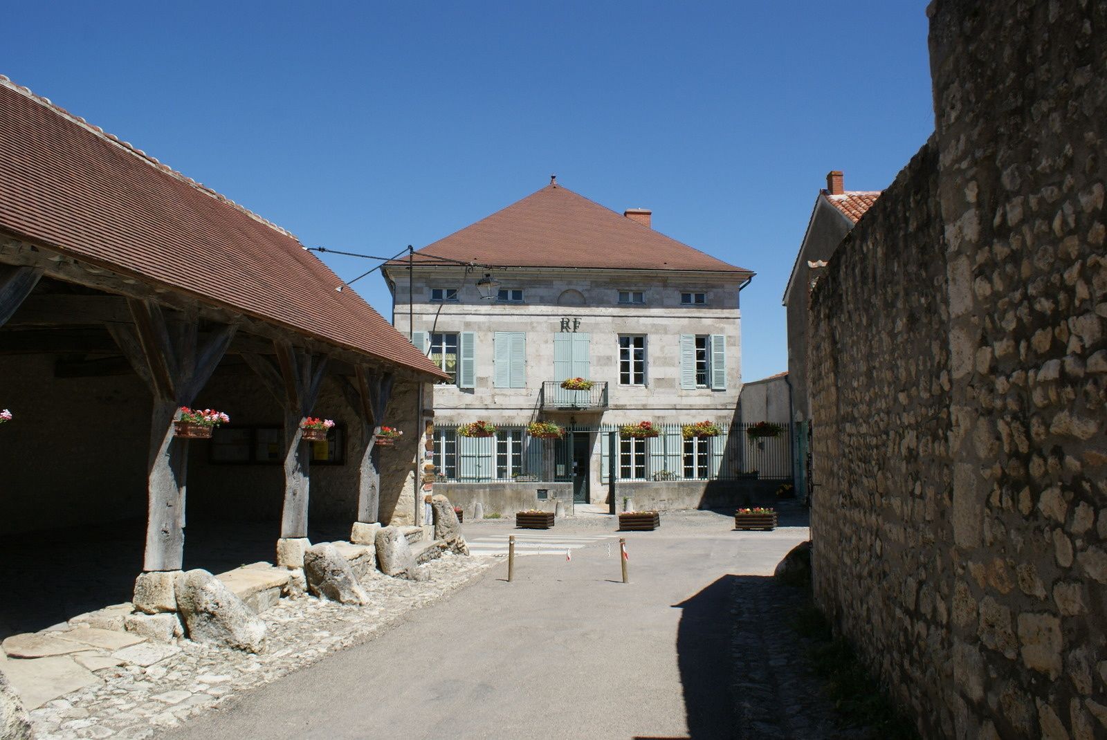 Voici les photos de Charroux Pour rappel, et pour situer ces images dans leur contexte, Charroux est situé dans le département de l' Allier de la région de l' Auvergne Rhône Alpes et a une surface de 10.43 km ² pour une population de 383 habitants. La carte de France du village de Charroux est présente en bas de page.   Édifié à 413 mètres d’altitude, Charroux embrasse du regard la chaîne des Puys et la plaine de la Limagne. Ancienne citadelle, le village devint très tôt une cité bourgeoise, propriété des ducs de Bourbon. Ces derniers offrirent aux habitants une charte d’affranchissement qui rendit la petite cité prospère. De nombreux vestiges architecturaux, à ceux liés au travail de la peau et de la viticulture, témoignent de ce riche passé. Le beffroi, les portes des remparts, l’église Saint-Jean-Baptiste, les belles maisons à colombage et à encorbellement, la Cour des Dames, composent ce bel ensemble médiéval. Si jadis, à travers ses ruelles pittoresques aux noms évocateurs tels la rue de l’Horloge ou de la Poulaillerie, on se livrait au commerce, Charroux abrite aujourd’hui dans ses vieilles demeures, de nombreux artisans.