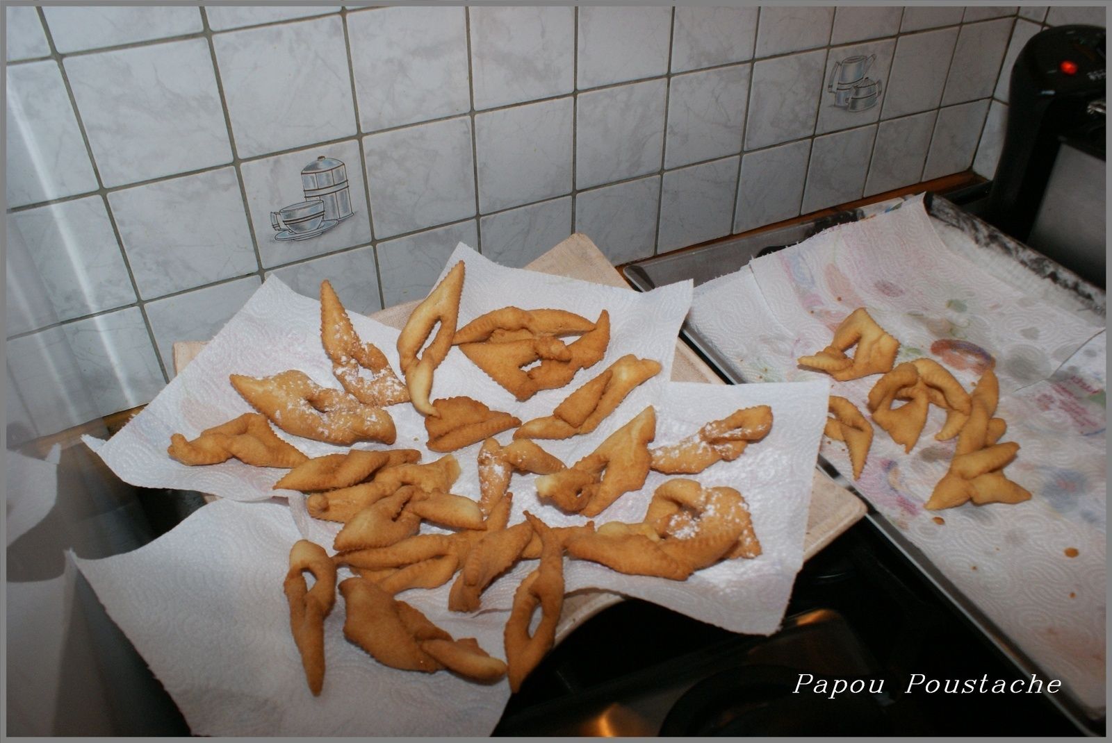 Mardi gras et déjà on voit les beignets et bugnes de partout donc à mon tour de vous proposer mes merveilles.   aujourd'hui c'est bien Mardi Gras et en ce qui me concerne c'est les bugnes que j'attends mais Mardi Gras c'est quoi?  Si Mardi gras est une fête célèbre pour ses déguisements et ses cotillons, on connaît moins l'origine de ses traditions culinaires. Mais alors pourquoi mange-t-on des beignets, des bugnes et des merveilles à cette occasion ?Si Mardi gras ou le carnaval tiennent leur nom et leur date du Carême - qui commence le lendemain mercredi des Cendres - la fête n’est, à l'origine, pas chrétienne, contrairement à la Chandeleur qui a lieu quelques semaines auparavant.