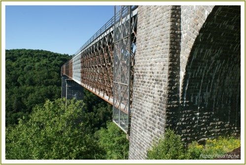 Le viaduc des Fades a été conçu pour permettre le franchissement de la profonde vallée de la Sioule à la ligne de chemin de fer de Saint-Éloy à Pauniat, concédée en 1893 à la Compagnie du Paris-Orléans (PO).  Le vertige des chiffres - fascinants pour l'époque - est à la mesure de celui des calculs savants de l'ingénieur Virard, le père de cette construction monumentale. Pour les hommes de ces temps intrépides, il fallait relever le défi imposé par les gorges de la Sioule, en l'occurrence une enjambée d'un demi-kilomètre à plus de 130 mètres de hauteur !