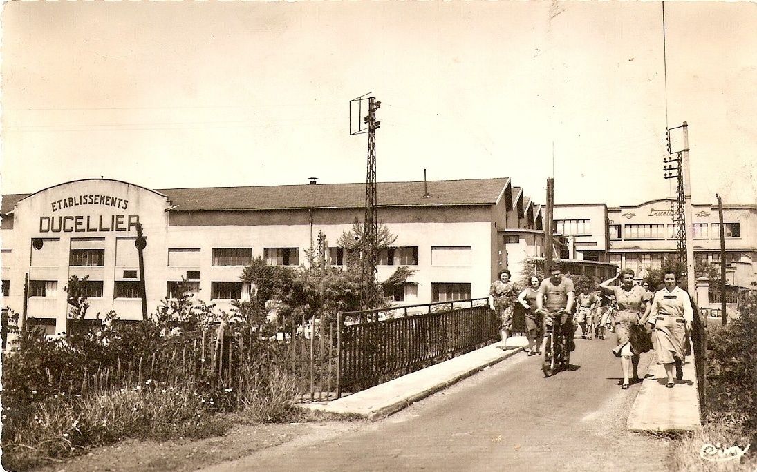 Cela fait maintenant  près de 43 ans que Ducellier n'existe plus démantelé et restructuré par Valéo avec son cortège de licenciement.  Voici son histoire avec seulement les moments positifs je fais abstraction même si je les déplore des peines et douleurs des gens qui ont été touchés par ces évènements.   En ce qui concerne le ressentiment de cette époque je préfère les garder pour moi je n'ai fait que relater l'entreprise sans prendre partie et en restant le plus objectif possible.   La presse en ayant fait largement échos à l'époque.