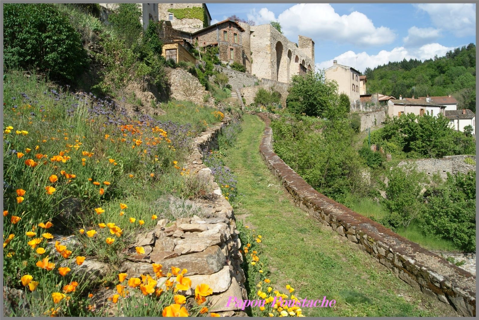 Chemin de ronde et Jardin des senteurs à Auzon