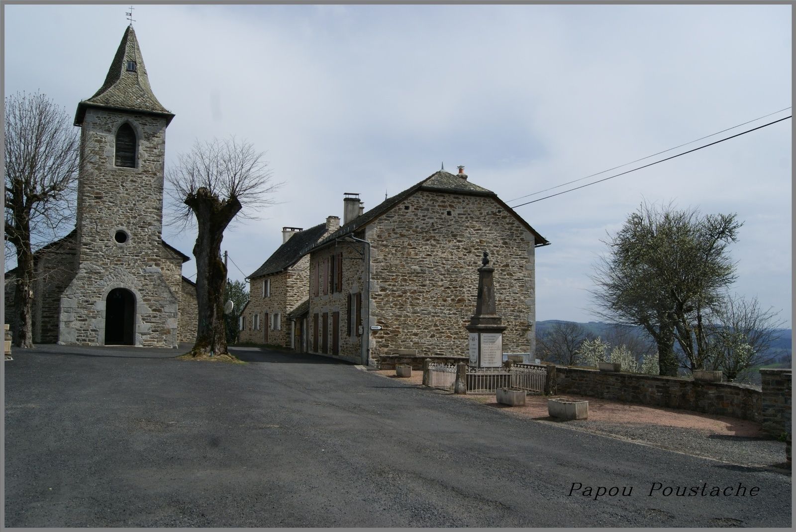 Lapeyrugue est situé dans le département du Cantal de la région Auvergne Rhône Alpes  et a une surface de 8.47 km ² pour une population de 107 habitants.