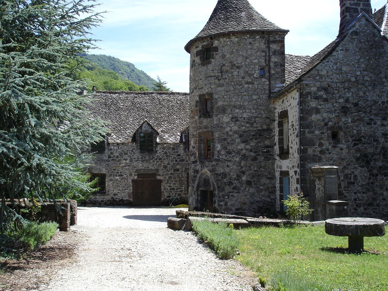 Le château de la Borie,a probablement été bâti par Géraud I du Fayet au XVème siècle.  Pour en savoir plus cliquer sur le lien