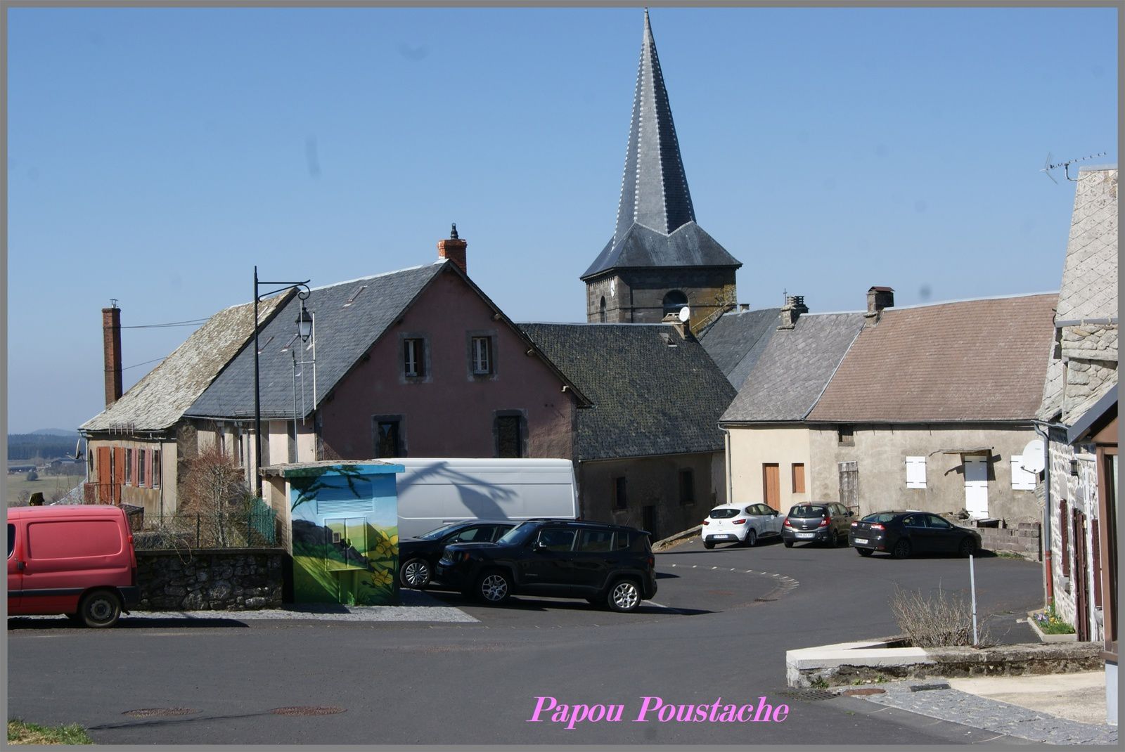 Voici les photos du village de Laqueuille et des alentours.  Pour rappel, et pour situer ces images dans leur contexte, Laqueuille est situé dans le département du Puy-de-Dôme de la région Auvergne Rhône Alpes  et a une surface de 22.07 km ² pour une population de 392 habitants.