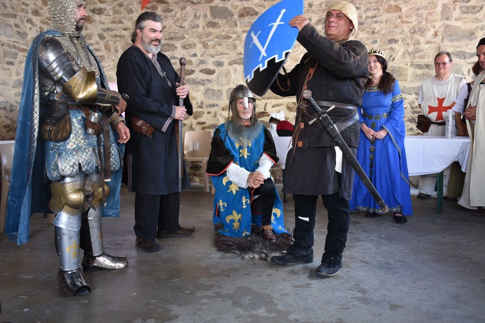 La cérémonie de l'adoubement a lieu environ quatre ans après le début de l'apprentissage en tant qu'écuyer, au mois de septembre ou octobre. La veille de cette cérémonie, le chevalier prie toute la nuit, lors de ce qu'on appelle la veillée d'armes, en compagnie de son parrain.  C'est une grande fête lorsque l'écuyer devient chevalier. Les invités sont nombreux au château et la cérémonie, qui se fait en public, a lieu sur une estrade. À genoux face à son seigneur, le futur chevalier prête serment sur l'Évangile. Des armes lui sont ensuite remises, et il reçoit l'accolade : il est frappé aux épaules par l'épée de son seigneur et, par ce geste symbolique, il devient chevalier.