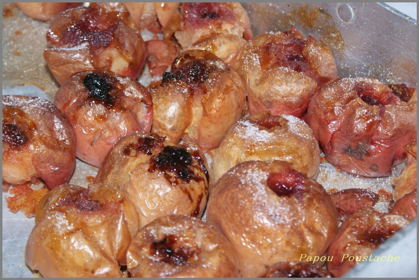 L’histoire des pommes au four dans la famille  Les pommes au four sont pour moi des desserts d’enfance  Ma mère en faisait de temps en temps.  A cette époque c'était le fruit le plus abordable, notre région en regorgeait que ce soit dans le Lembronnais ou à Charbonnier chez Fonte.  Nous achetions les tombées car elle étaient moins chères c'était dans les années 60 je crois que c'était un Franc les 3 KG.  Simple et excellente.