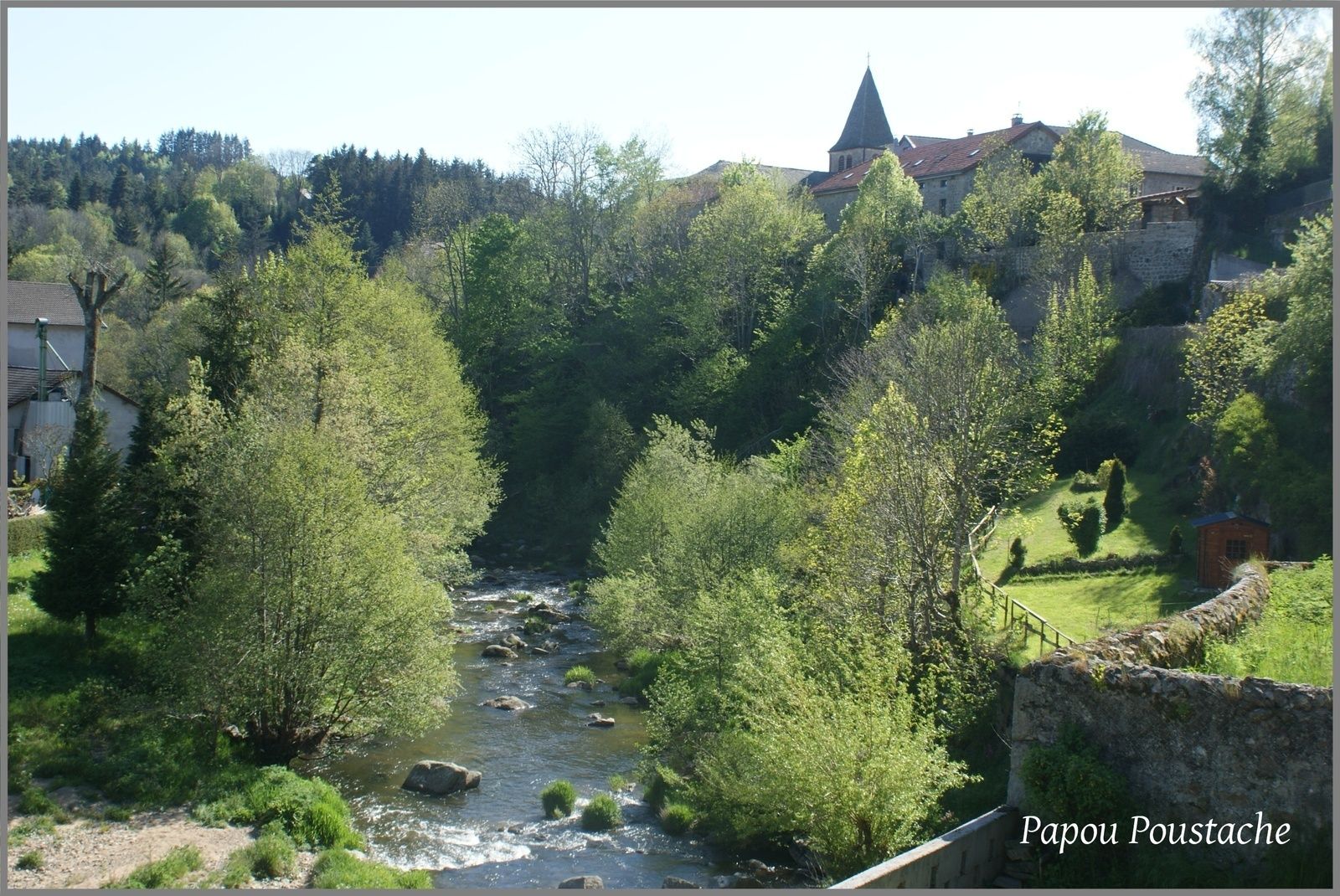 Le Chambon-sur-Lignon est situé dans le département de la Haute-Loire de la région  Auvergne Rhône Alpes et a une surface de 41.71 km ² pour une population de 2 662 habitants.