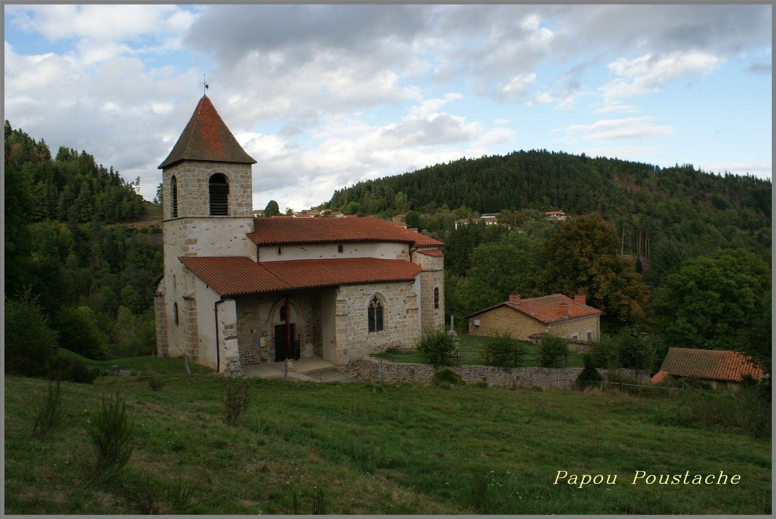 Voici les photos du village de Saint-Sauveur-la-Sagne et des alentours. Pour rappel, et pour situer ces images dans leur contexte, Saint-Sauveur-la-Sagne est situé dans le département du Puy-de-Dôme de la région Auvergne Rhône Alpes et a une surface de 7.74 km ² pour une population de 109 habitants. La carte de France du village de Saint-Sauveur-la-Sagne est présente en bas de page.