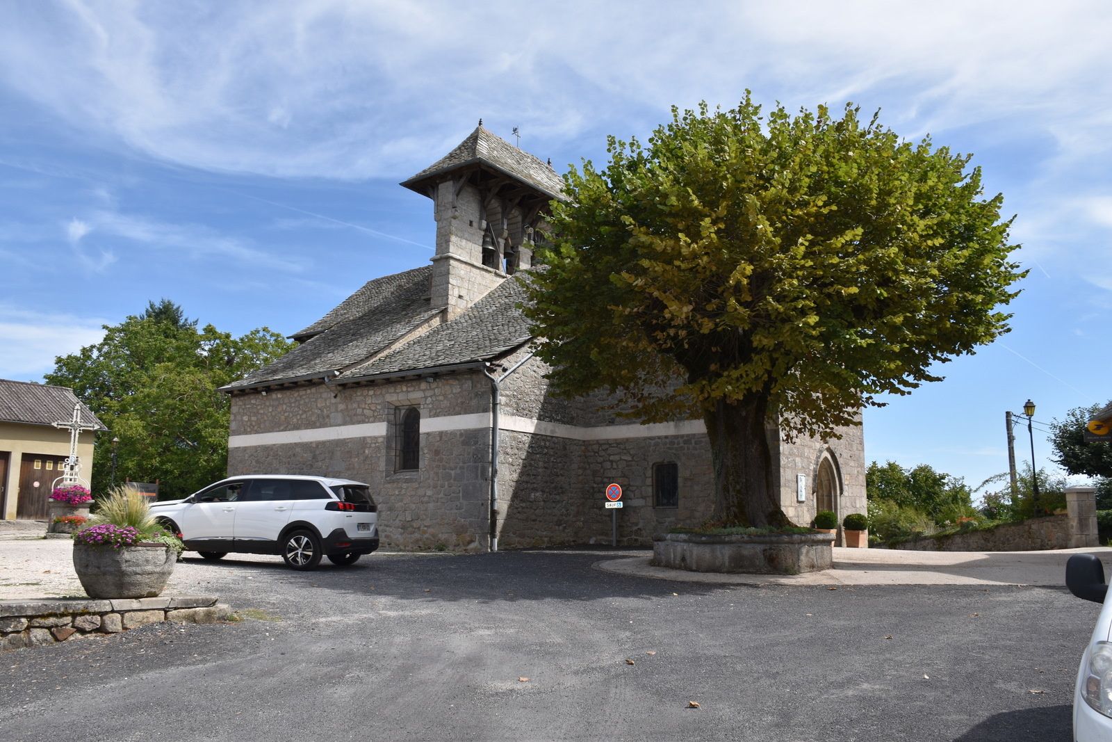 Voici les photos du village de Leucamp et des alentours.  Pour rappel, et pour situer ces images dans leur contexte, Leucamp est situé dans le département du Cantal de la région de Auvergne Rhône Alpes  et a une surface de 13.50 km ² pour une population de 236 habitants