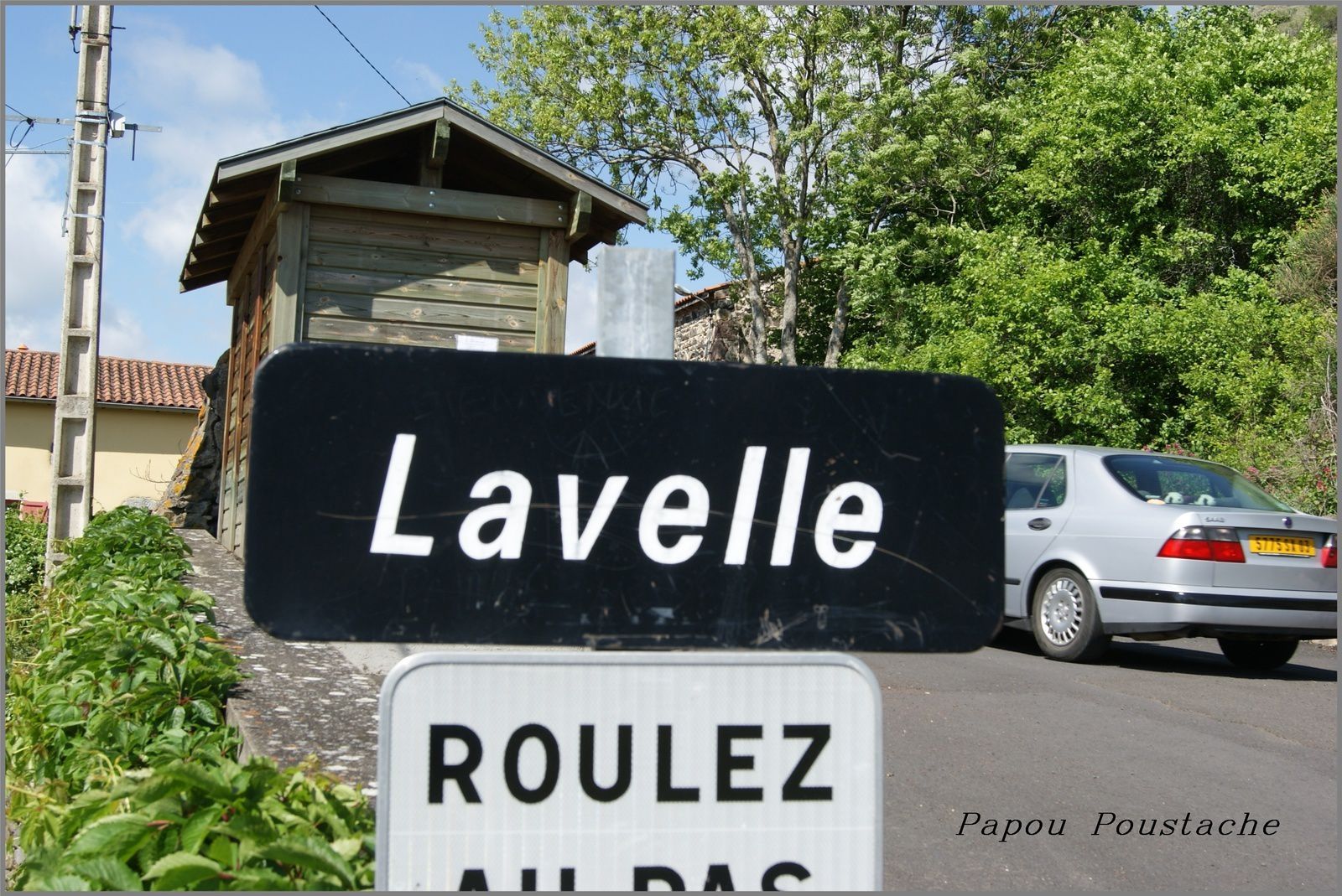 Voici un petit village bien sympathique ou les villageois s'affairent à le rendre agréable.  Accroché au flanc du Puy de Lavelle, un petit volcan de la chaîne des Dômes, LAVELLE (110 habitants), ancien hameau de vignerons, est la partie haute de la commune de Saint-Vincent (450 habitants) dont le bourg est situé dans la vallée de la Couze Pavin, en contrebas sur la route d'Issoire au massif du Sancy.