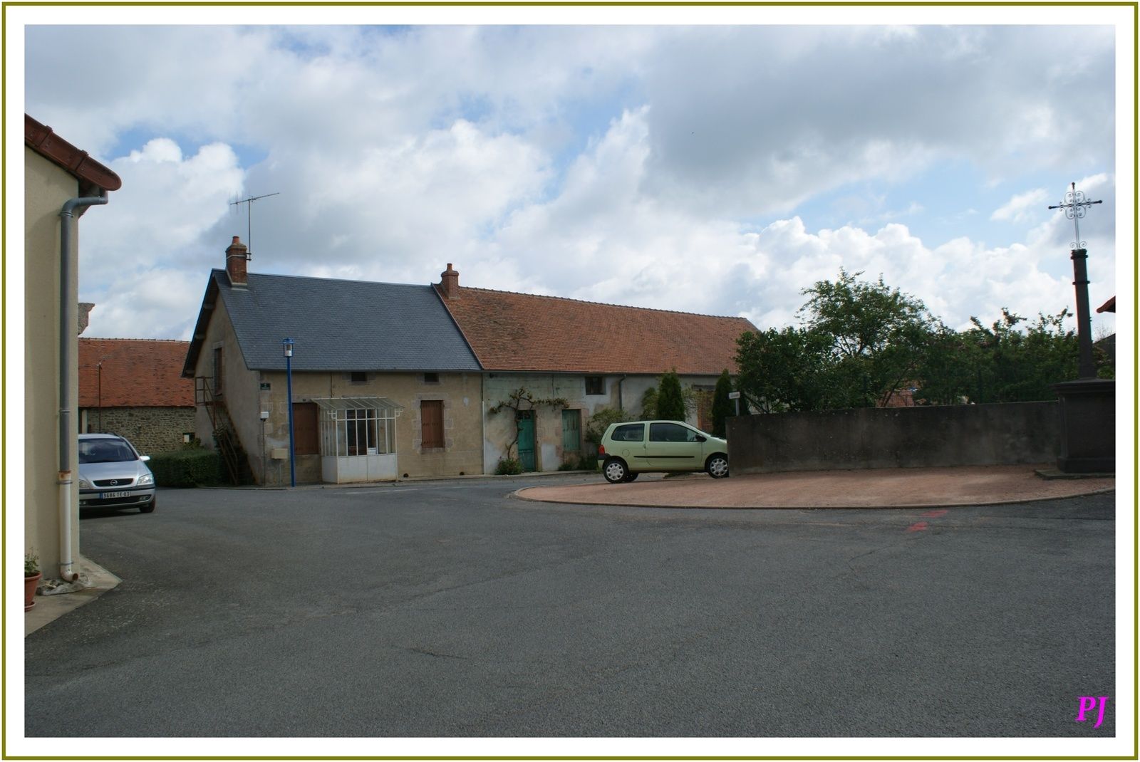 Archignat est un petit village du centre de la France.  Le village est situé dans le département de l'Allier en région Auvergne Rhône Alpes .   Le village d'Archignat appartient à l'arrondissement de Montluçon et au canton de Huriel. Le code postal du village d'Archignat est le 03380 et son code Insee est le 03005.  Les habitants d'Archignat se nomment les Archignacois et les Archignacoises. 