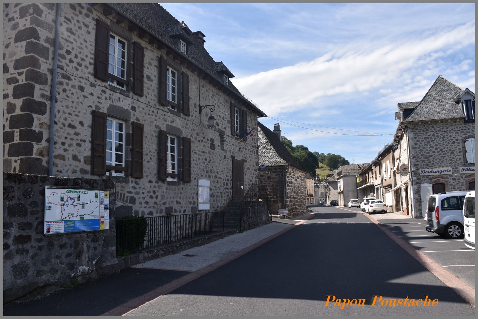 Les 1120 habitants sont appelés Doriens et Doriennes du nom de la Doire qui traverse la commune.                       De beaux monuments historiques embellissent le paysage : le château du Cambon (ouvert au public), le château de Ragheaud, le château de Faussanges, la tour-donjon de Marze et l'église de Saint-Cernin du XIIème siècle.