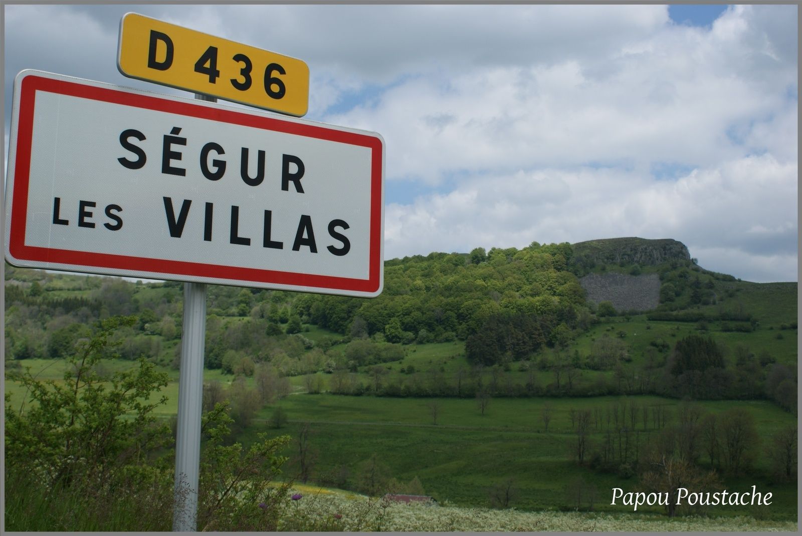 Ségur devient Ségur-les-Villas. qui à eu lieu le 19 février 1949.  Entouré par les communes de Saint-Saturnin, Dienne et Vernols, Ségur-les-Villas est situé à 4 km au sud-est de Saint-Saturnin la plus grande ville à proximité. Situé à 1 040 mètres d'altitude, la Rivière La Santoire, le Ruisseau de la Gazelle, le Ruisseau de Fortuniès sont les principaux cours d'eau qui traversent la commune de Ségur-les-Villas. Ségur-les-Villas est une commune du parc naturel régional des Volcans d'Auvergne.  La commune de Ségur-les-Villas fait partie de Hautes Terres Communauté.