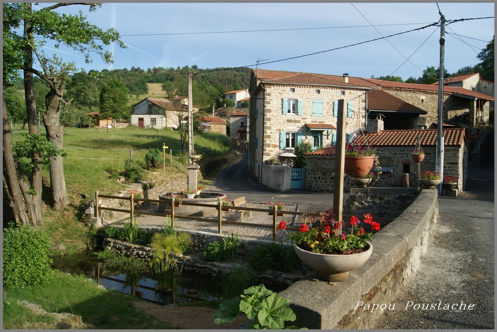 Au cœur de Jahon, petit hameau fleuri de 110 habitants, se dresse une jolie maison de pierre, surmontée d'un clocheton. C'est la maison de la béate ouverte aux visites depuis 2005 et qui date de 1869. « Nous sommes les seuls à pouvoir présenter une maison qui est restée dans l'état où l'a quittée la béate », commence fièrement Yvette Bronchy, la guide. « Nous avons essayé de montrer comment la béate vivait chez elle », poursuit-elle. 