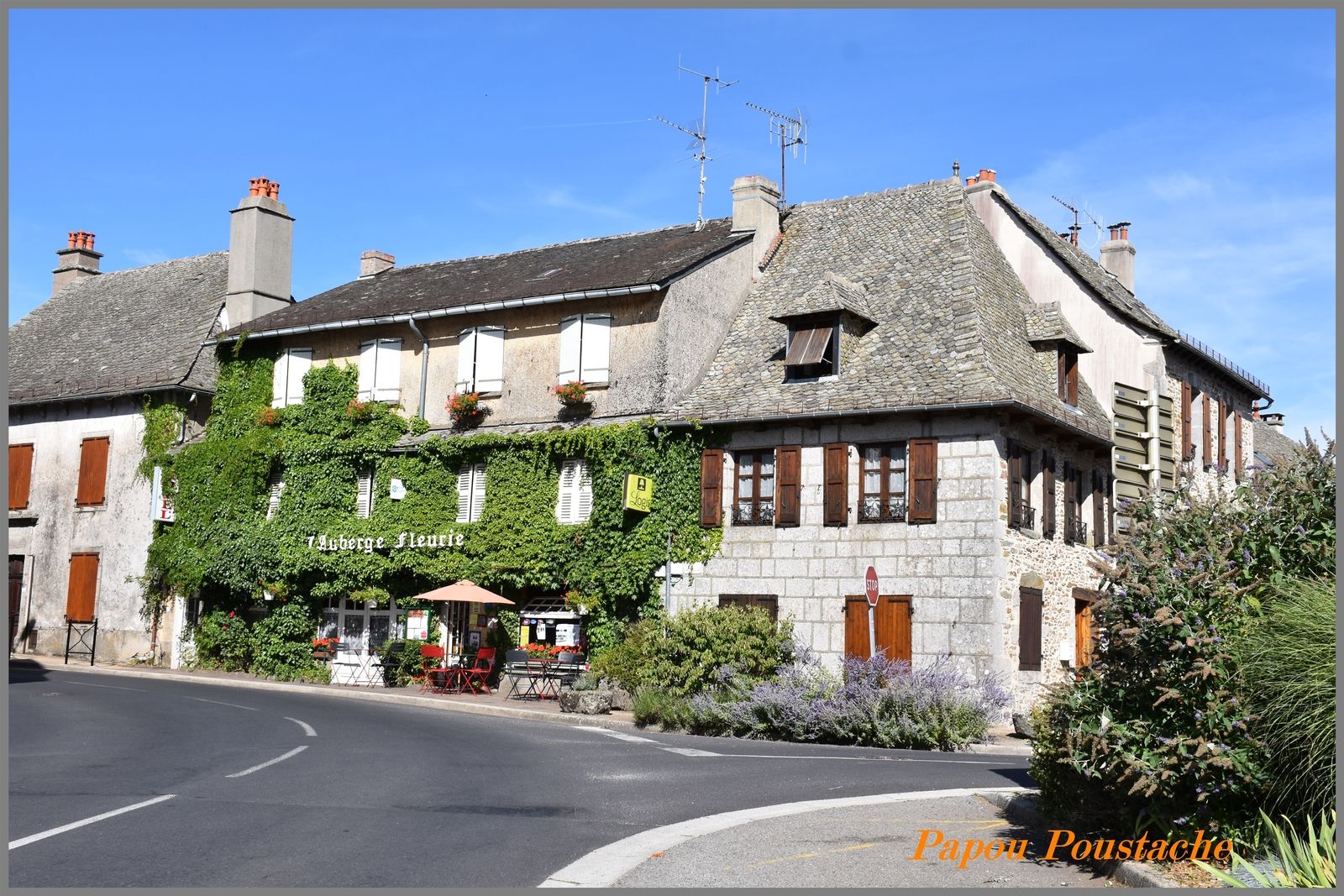 Si vous descendez dans la vallée  en partant de Montsalvy sur une petite route sinueuse vous arriverez au dernier village du Cantal au bord du Lot en limite du département de l'Aveyron. Dépaysement assuré par son micro climat.