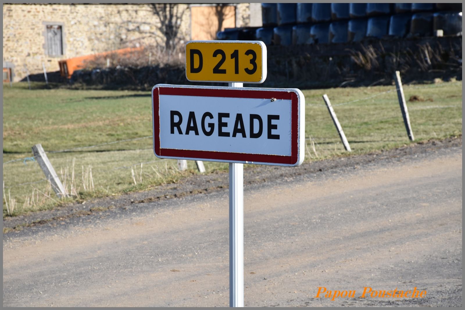 Rageade est un petit village du massif Central de l'ancienne région Auvergne .  Le village est situé dans le département du Cantal en région Auvergne Rhône Alpes .  Le village de Rageade appartient à l'arrondissement de Saint-Flour et au canton de Ruynes-en-Margeride.   La commune s'étend sur 12,6 km² et compte 102 habitants depuis le dernier recensement de la population.  Entouré par les communes de Soulages, Celoux et Védrines-Saint-Loup, Rageade est situé à 4 km au nord-ouest de Védrines-Saint-Loup la plus grande ville aux alentours. Et est Situé à 1 040 mètres d'altitude 